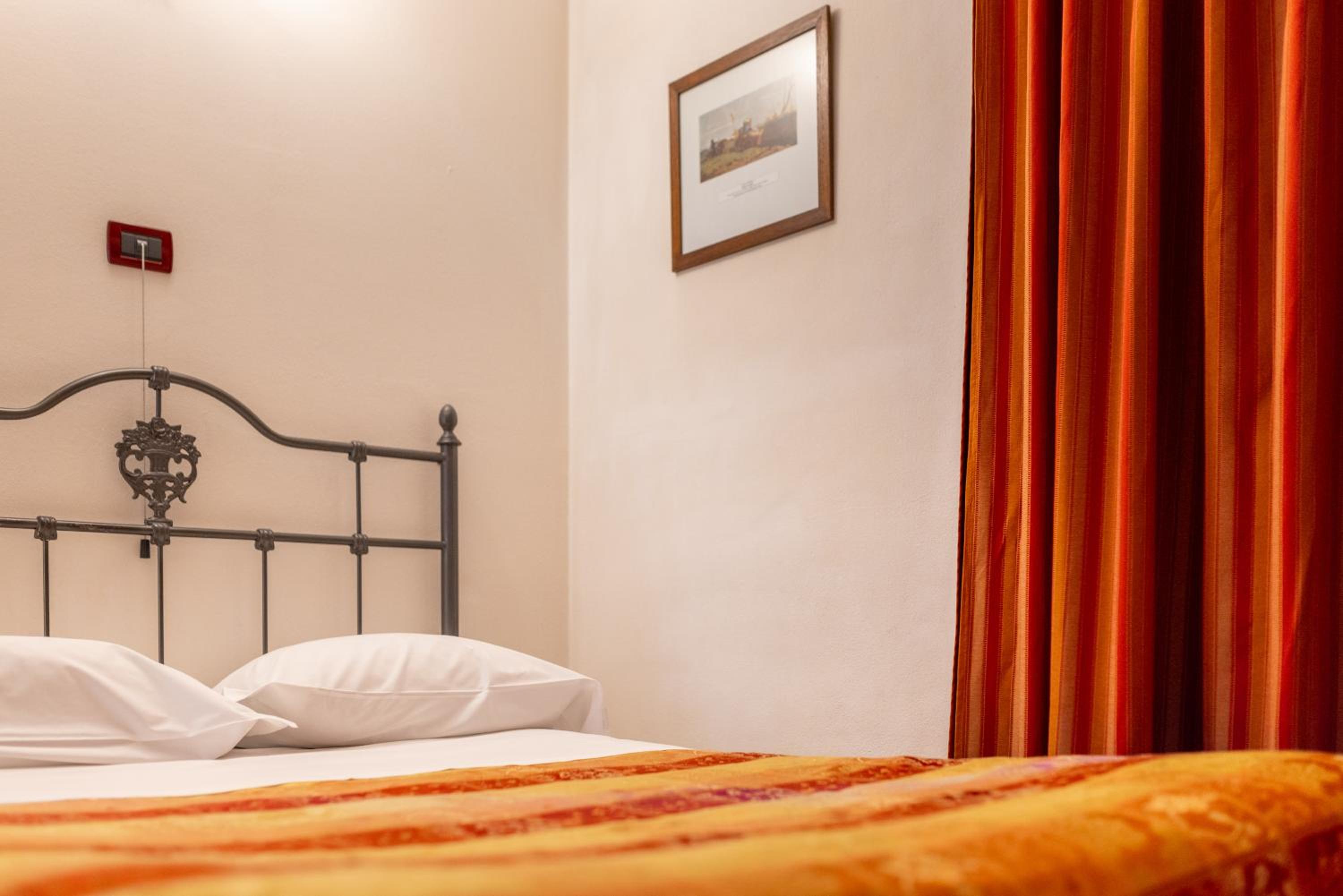 Standard Double or Twin Room - Photo 7