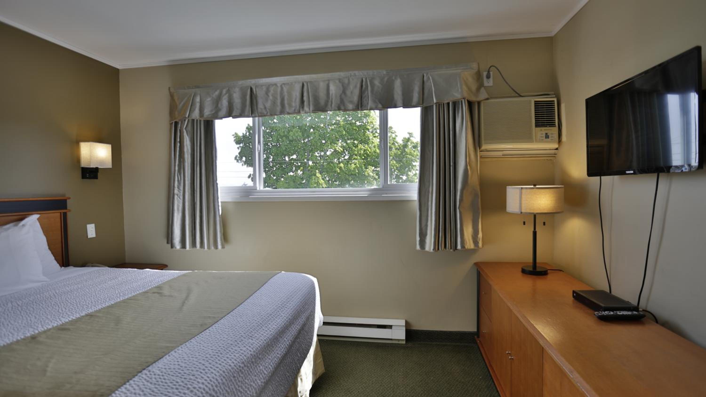 Queen Room With Two Queen Beds photo 2