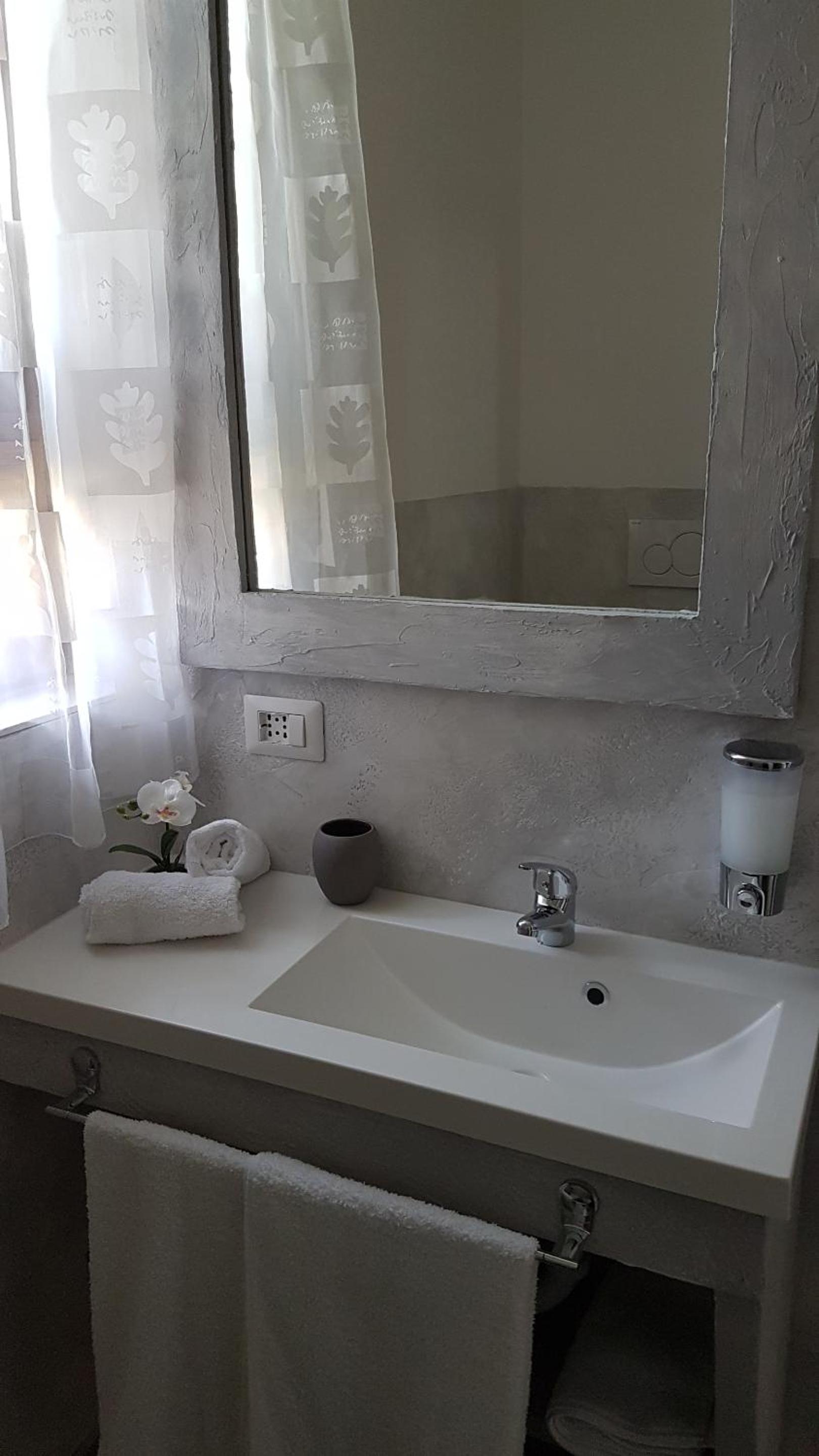 Small Twin Room - Photo 5