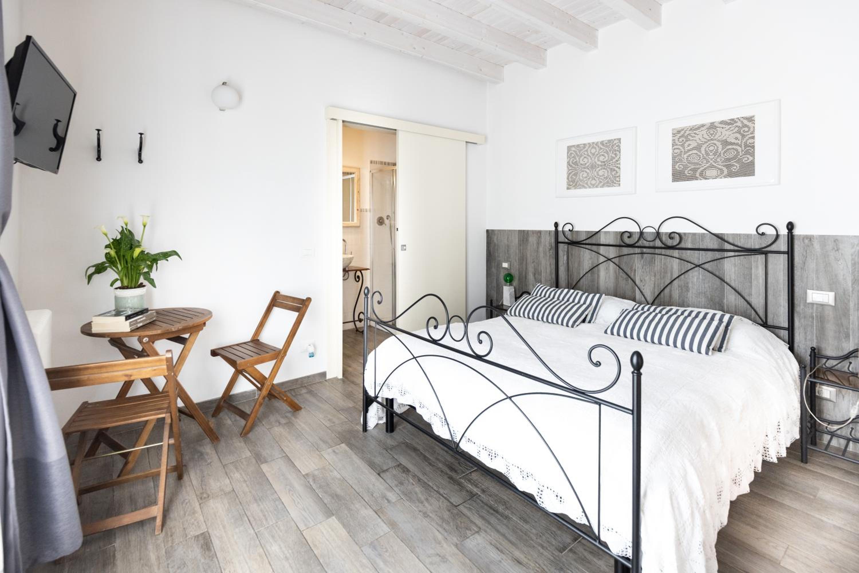 Double Room - Photo 4