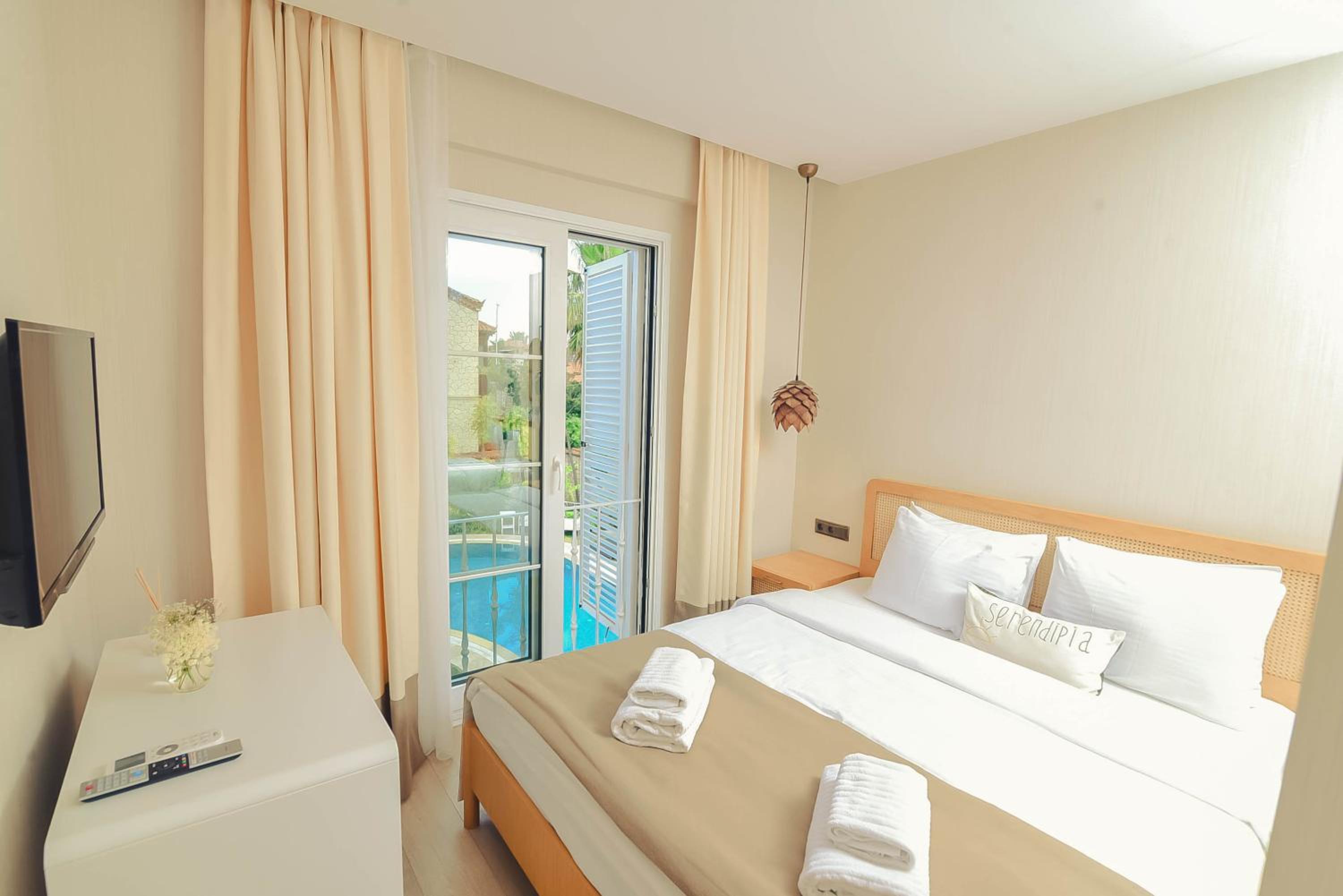 Deluxe Triple Room With Pool View