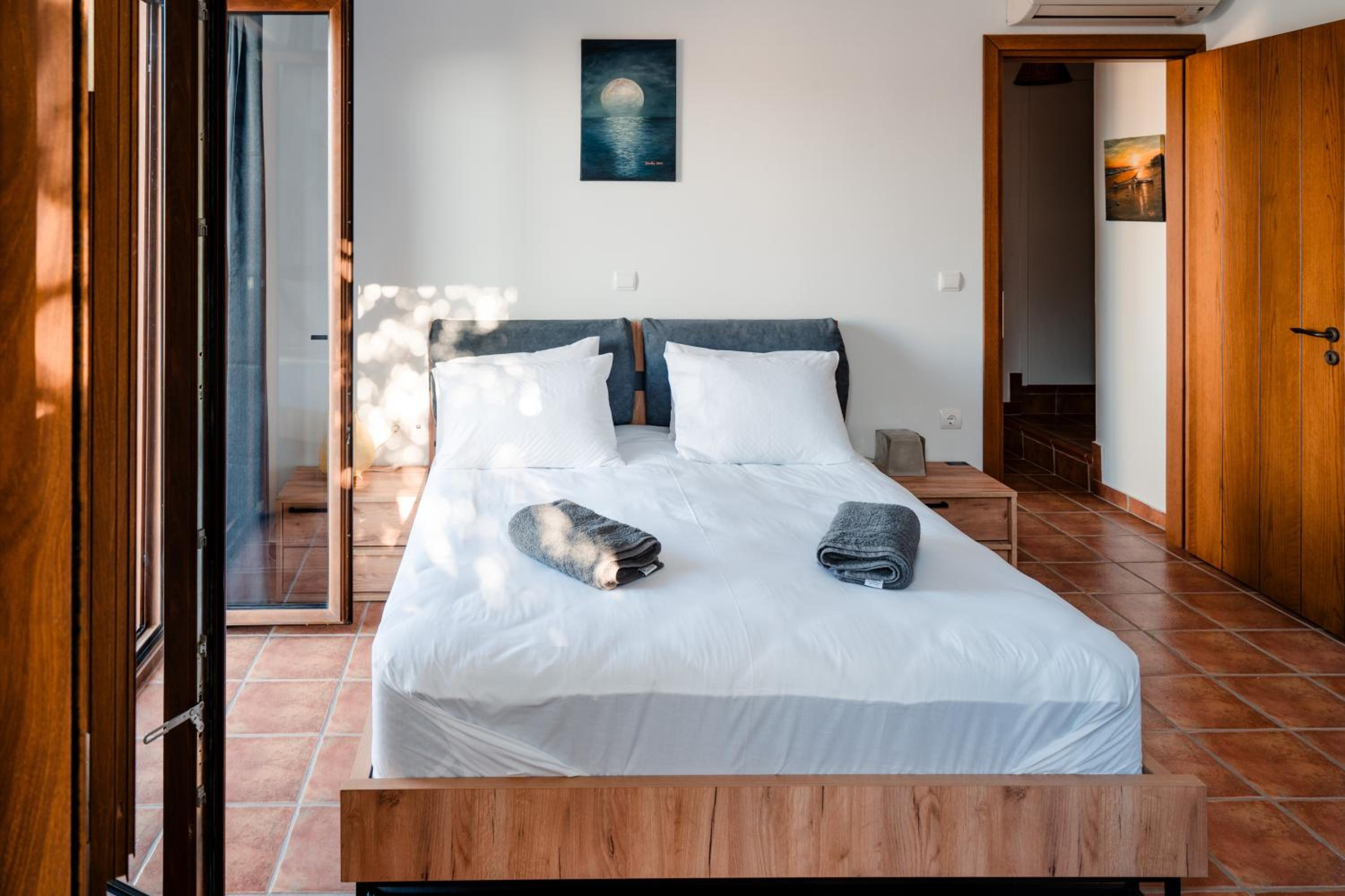 One-Bedroom Apartment with Sea View and Balcony