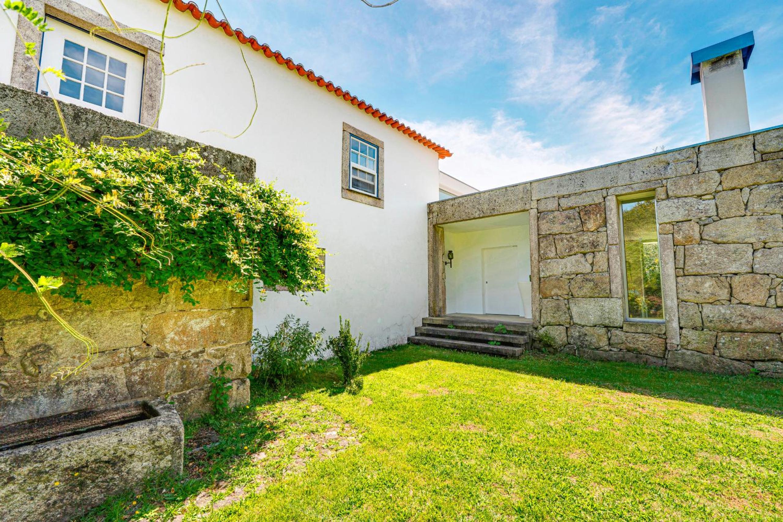 Five-Bedroom House photo 2