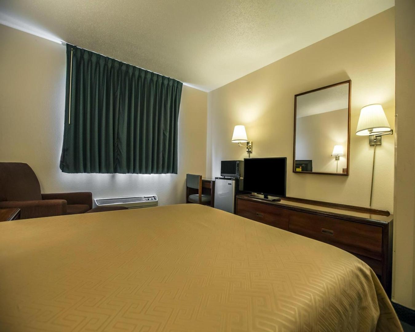 Queen Room with Two Queen Beds - Non-Smoking - Photo 2