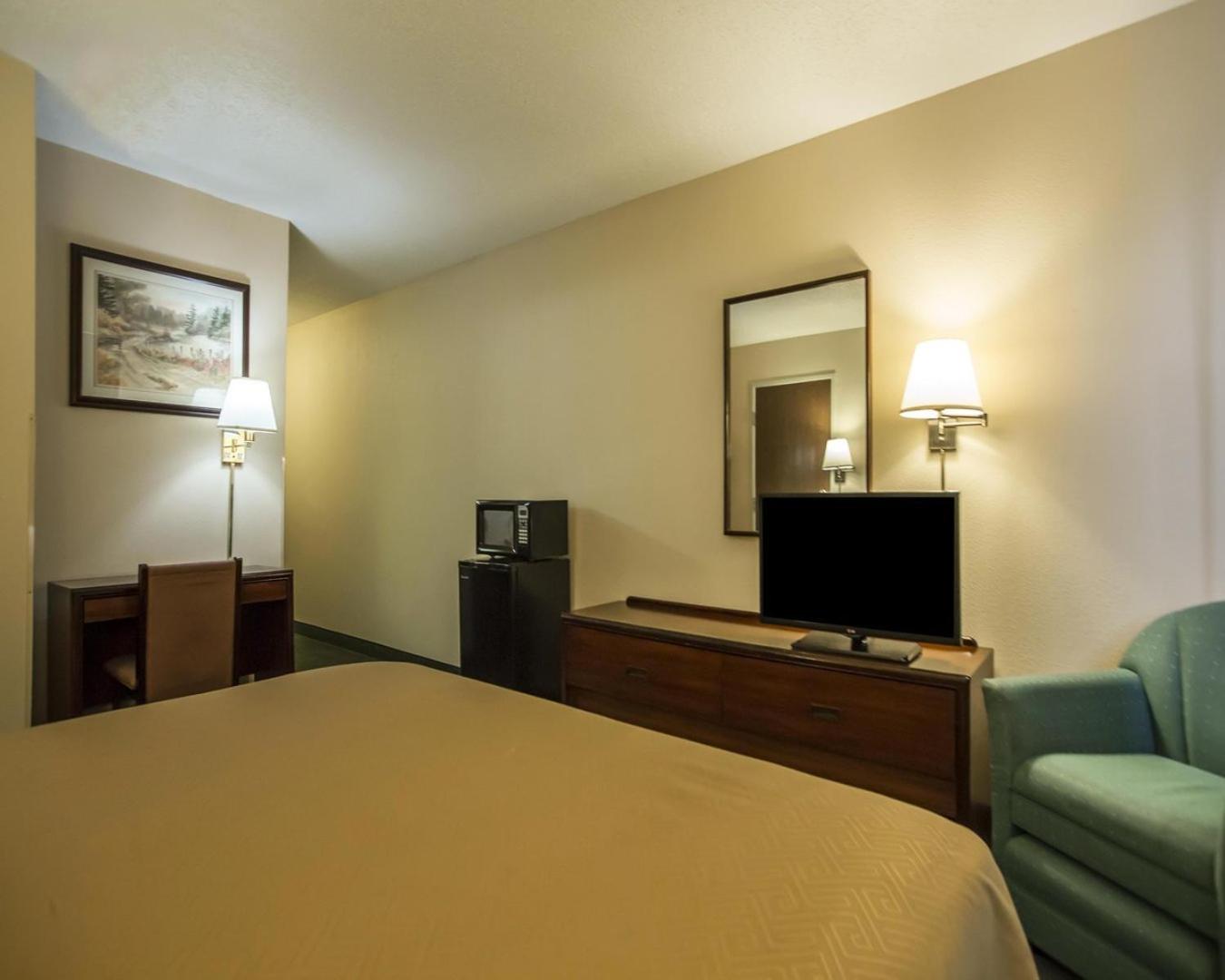Queen Room - Non-Smoking - Photo 4