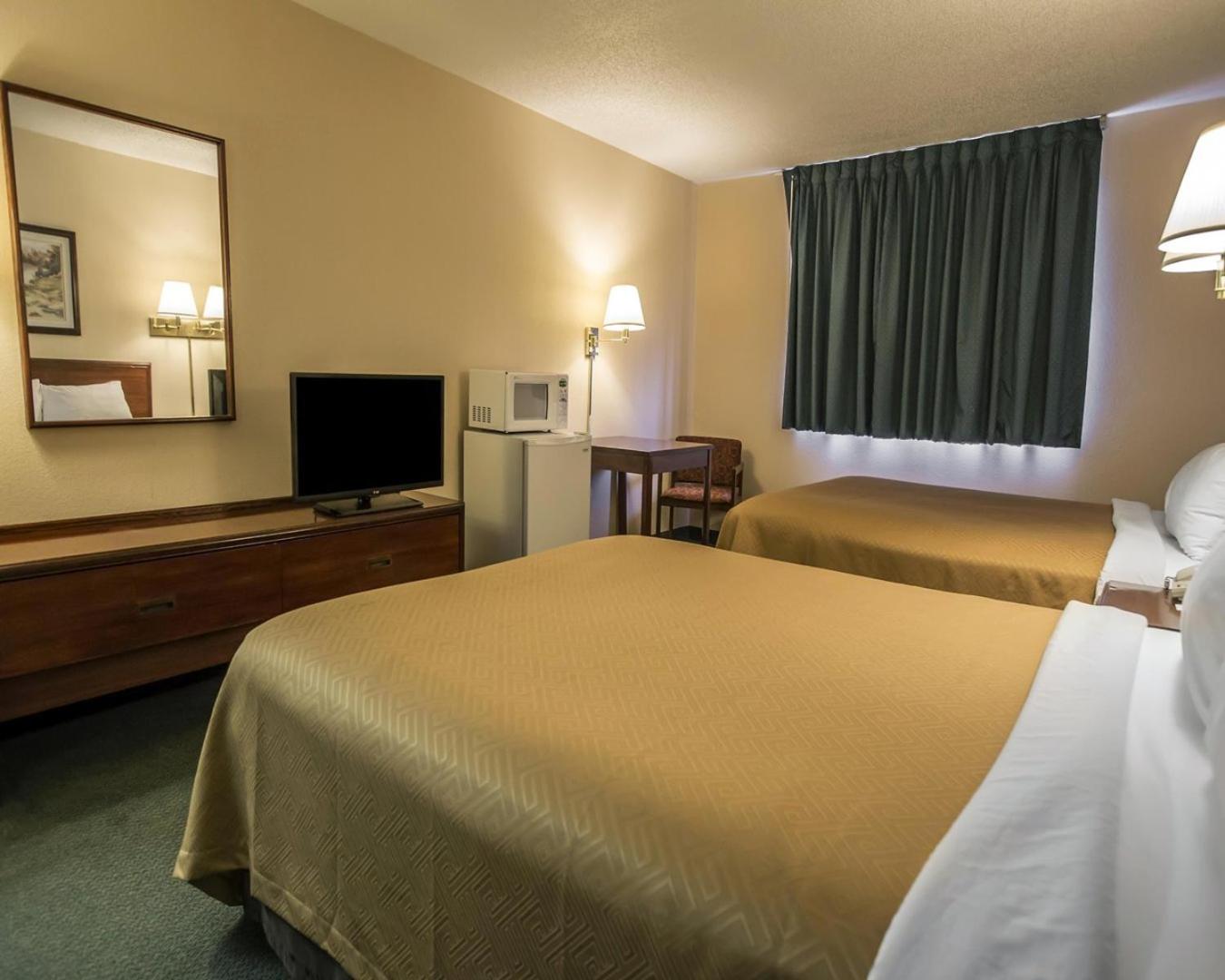 Queen Room with Two Queen Beds - Non-Smoking - Photo 4
