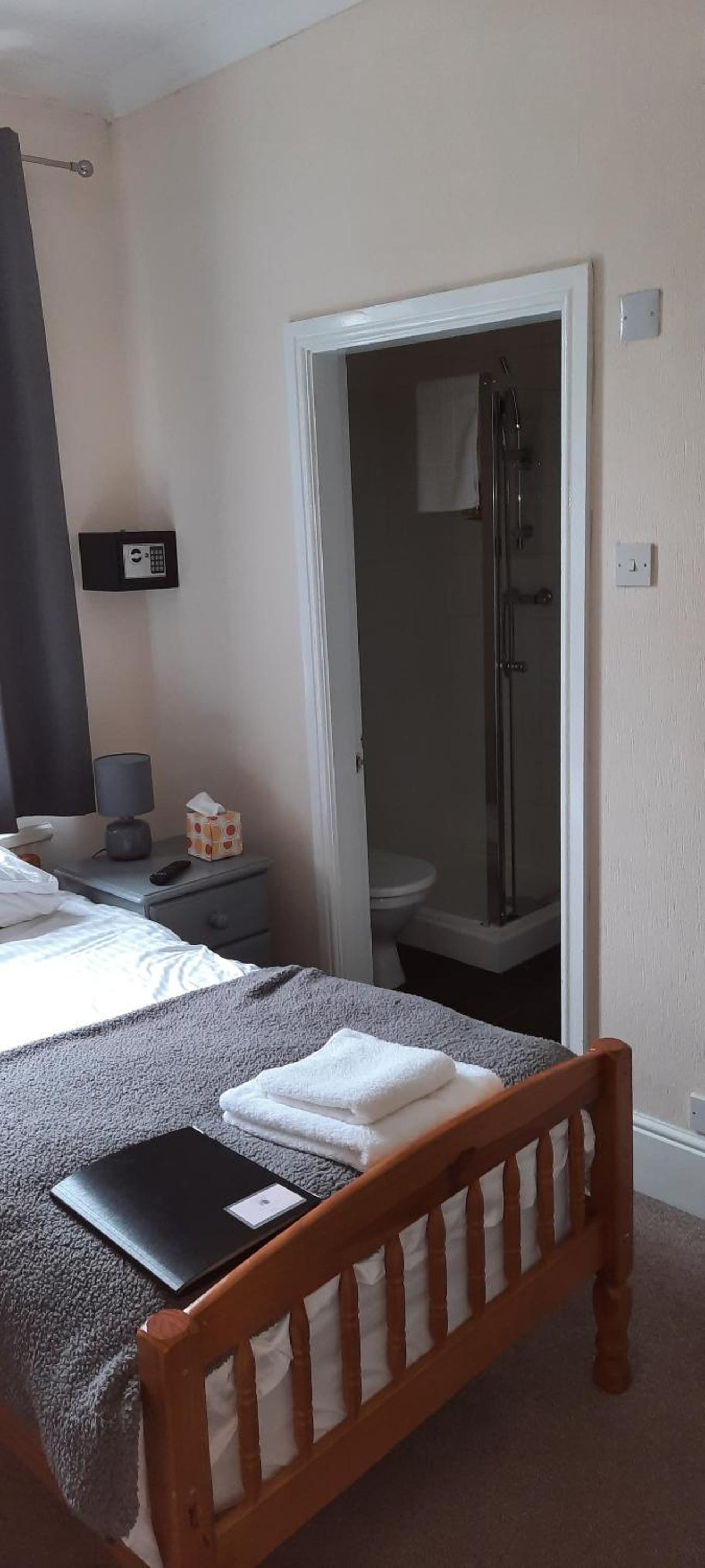 Twin Room with Private Bathroom photo 2