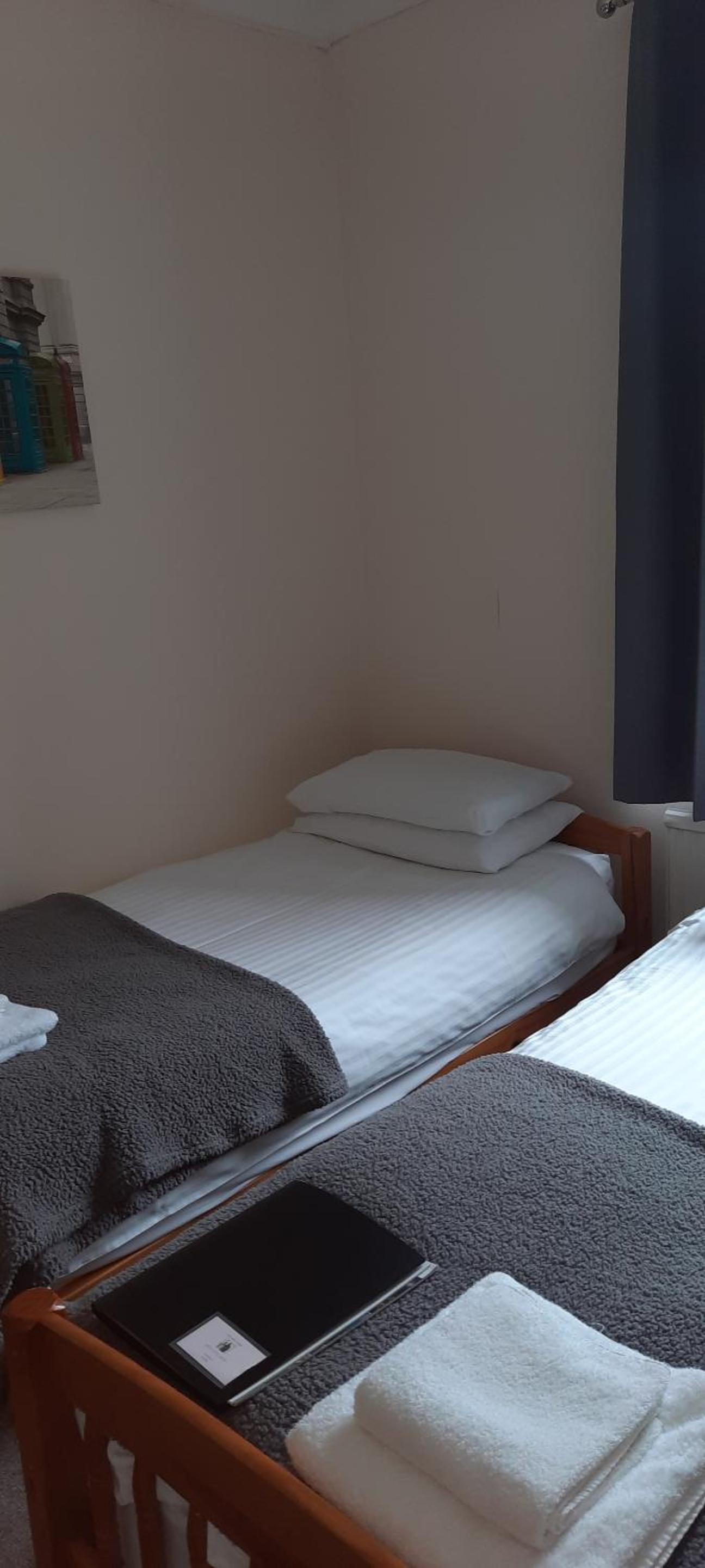 Twin Room with Private Bathroom photo 3