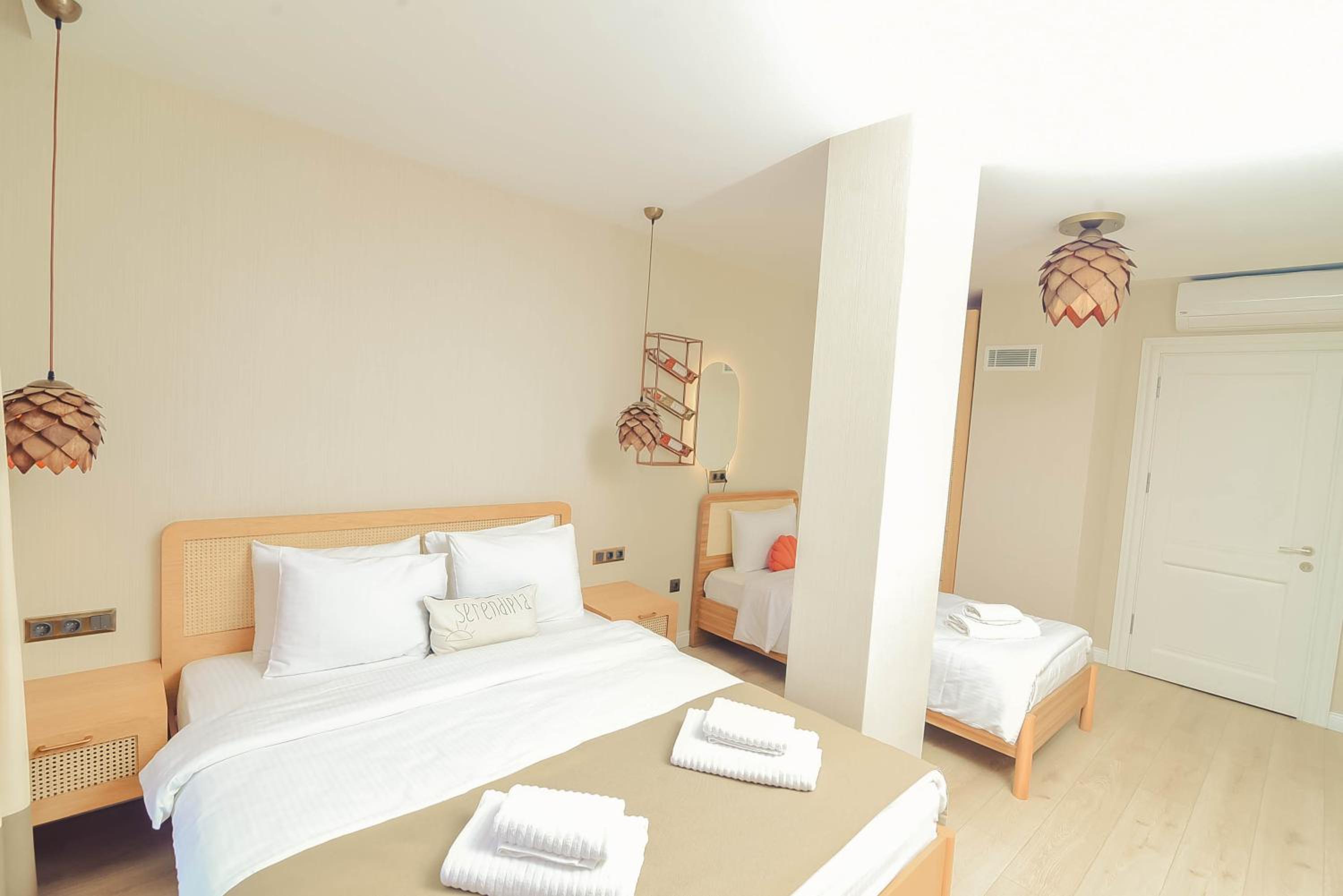 Deluxe Triple Room With Pool View photo 2