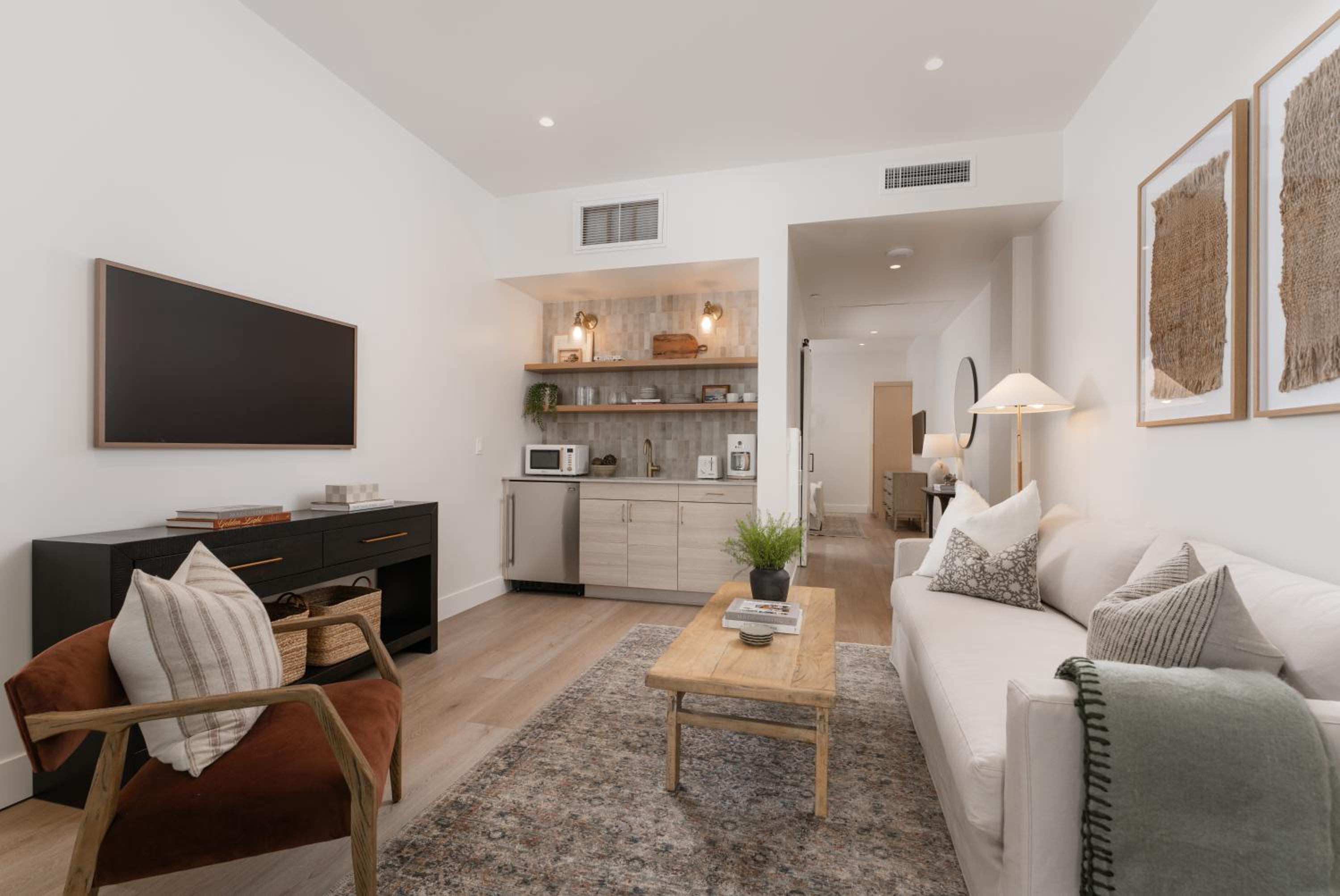 One-Bedroom Apartment photo 1