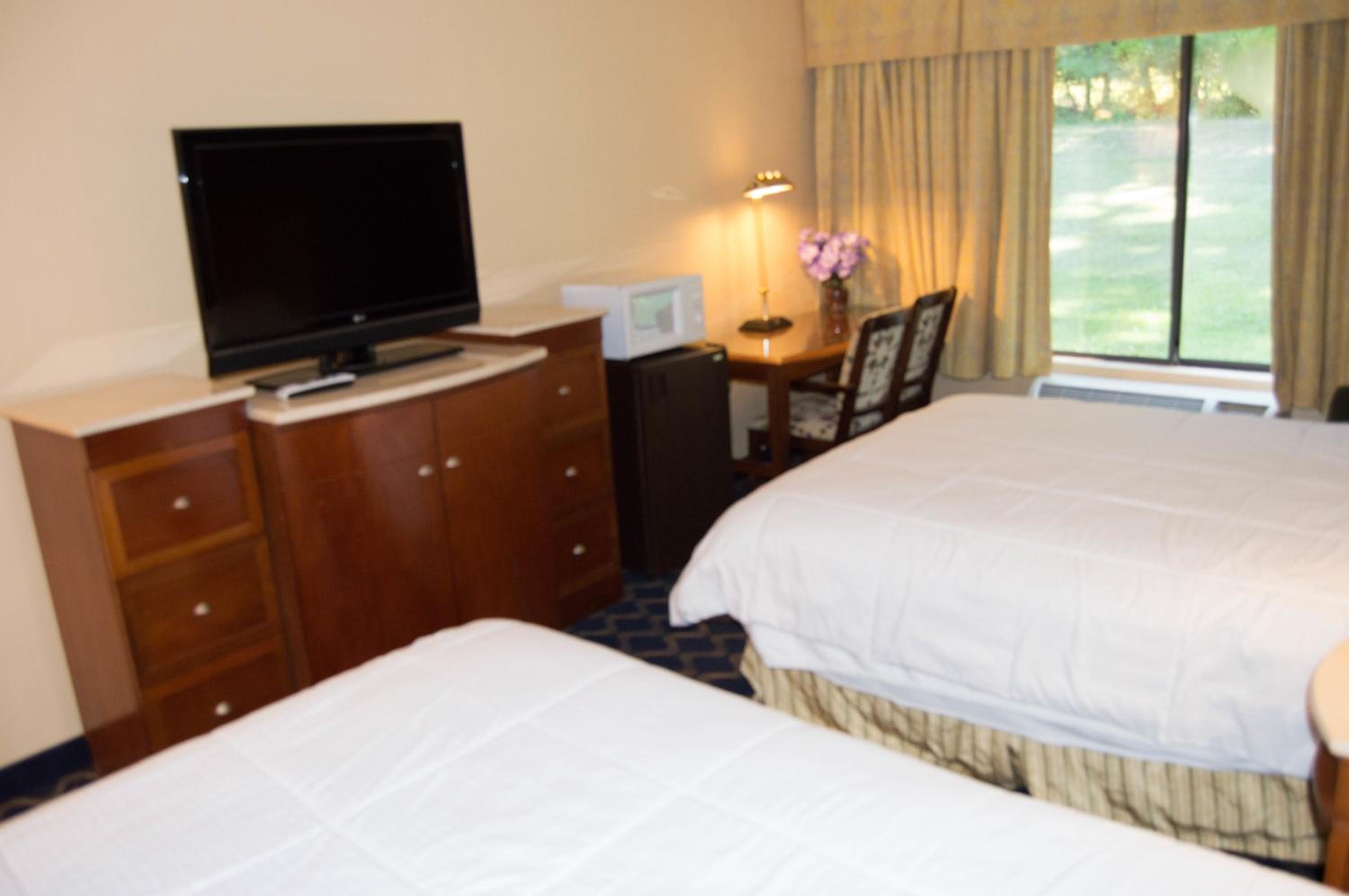 Queen Room with Two Queen Beds - Non-Smoking - Photo 3