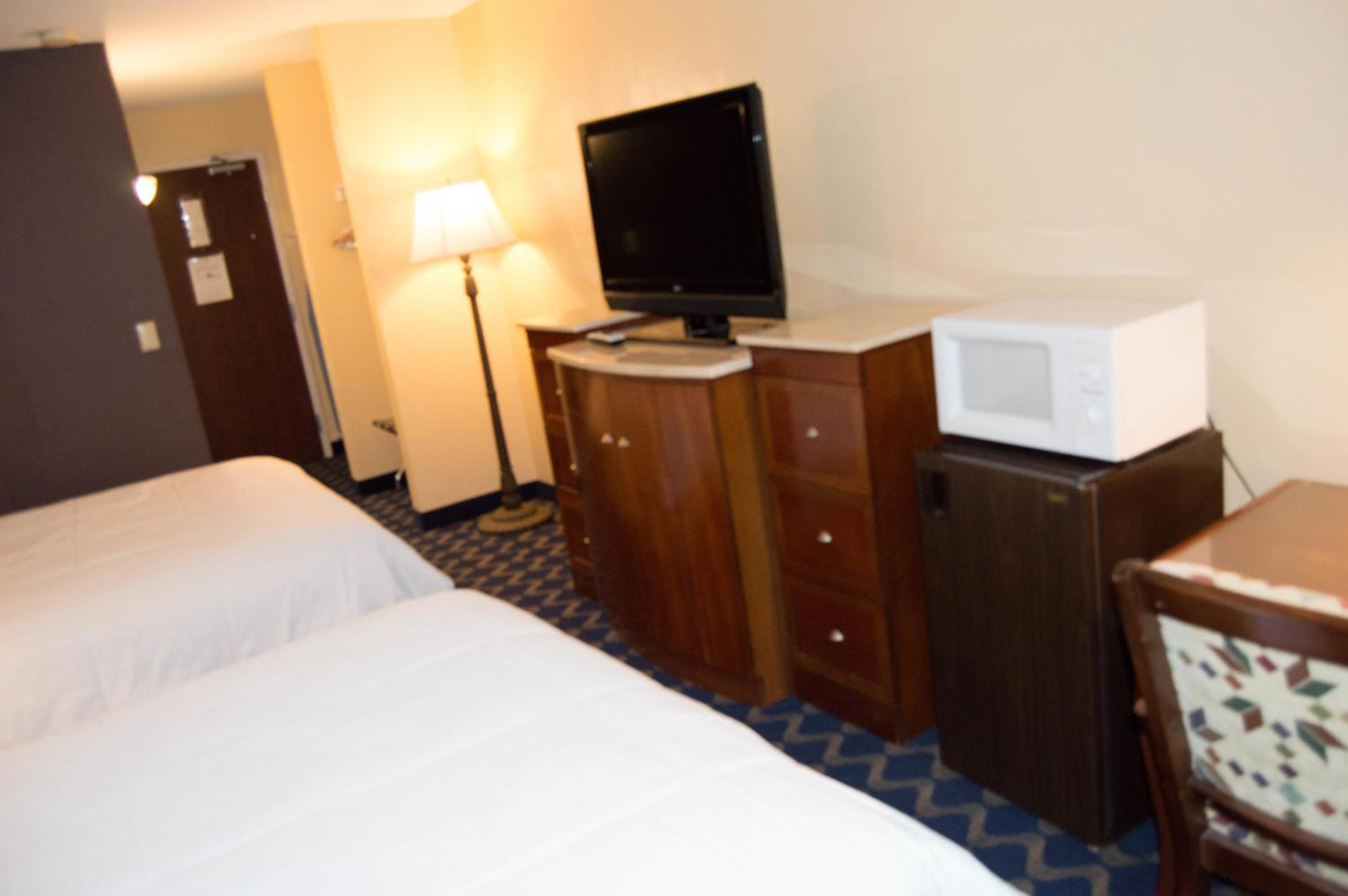 Queen Room with Two Queen Beds - Non-Smoking - Photo 6