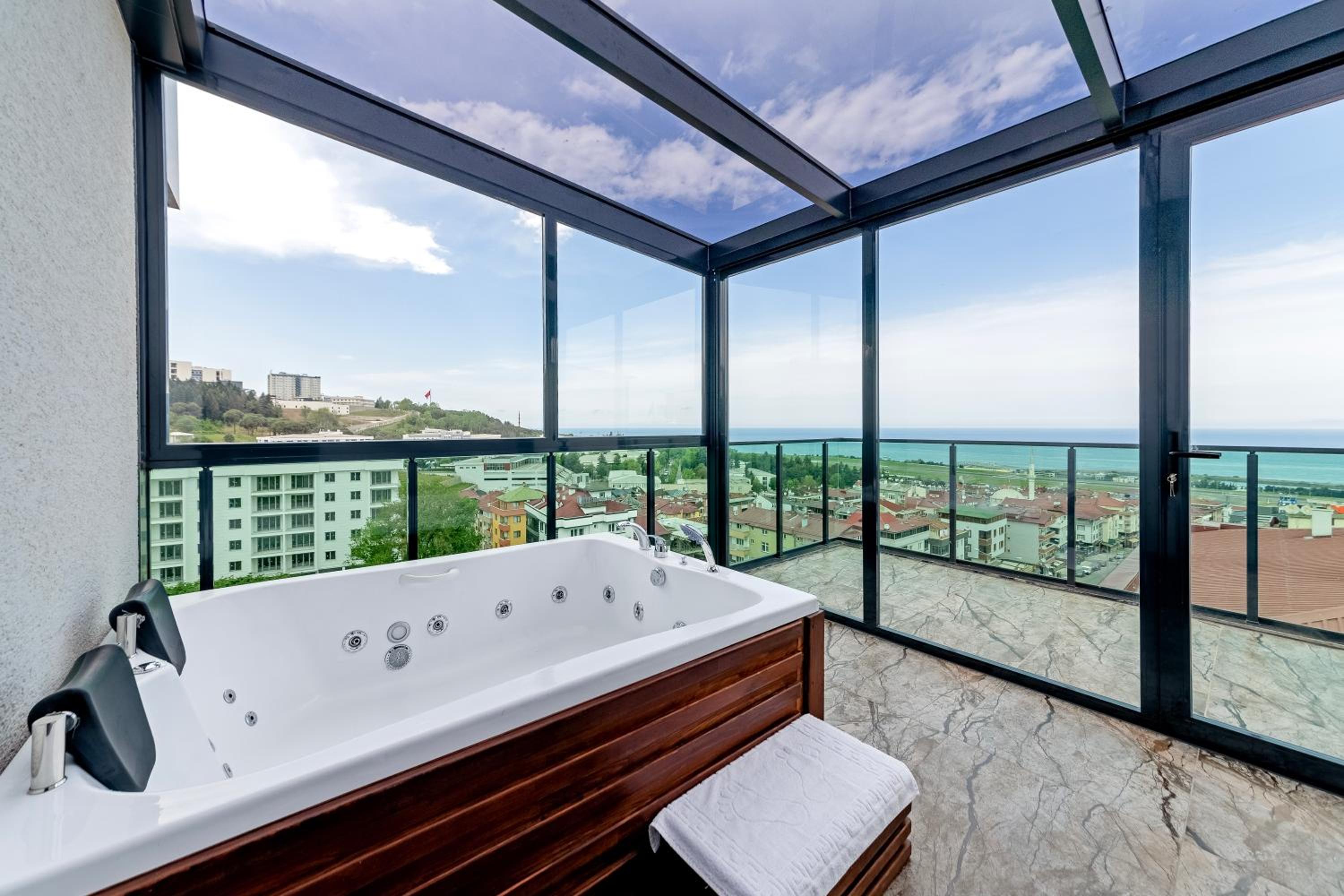 Deluxe King Room - Photo 10