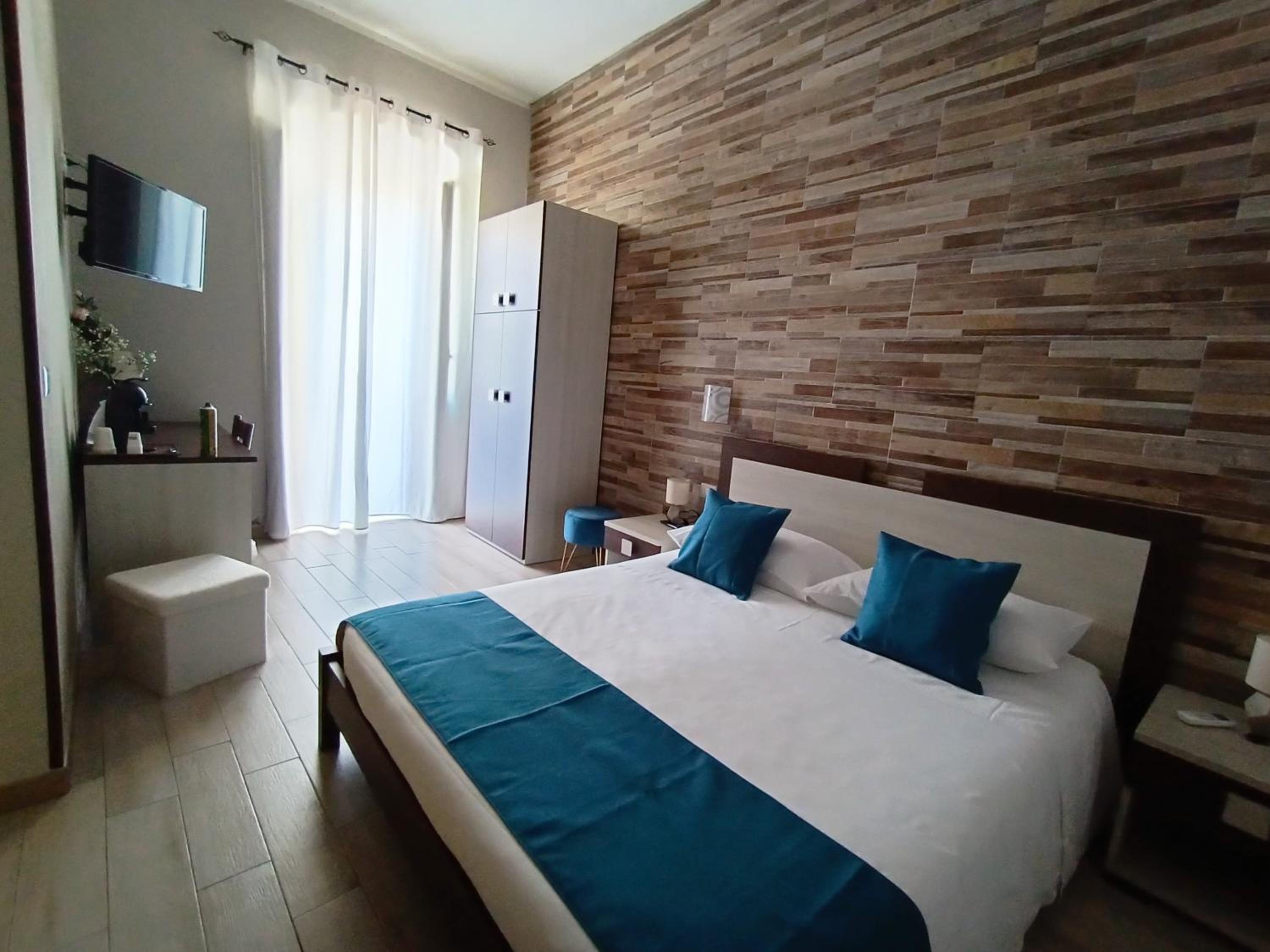 Double Room with Private Bathroom - Photo 17