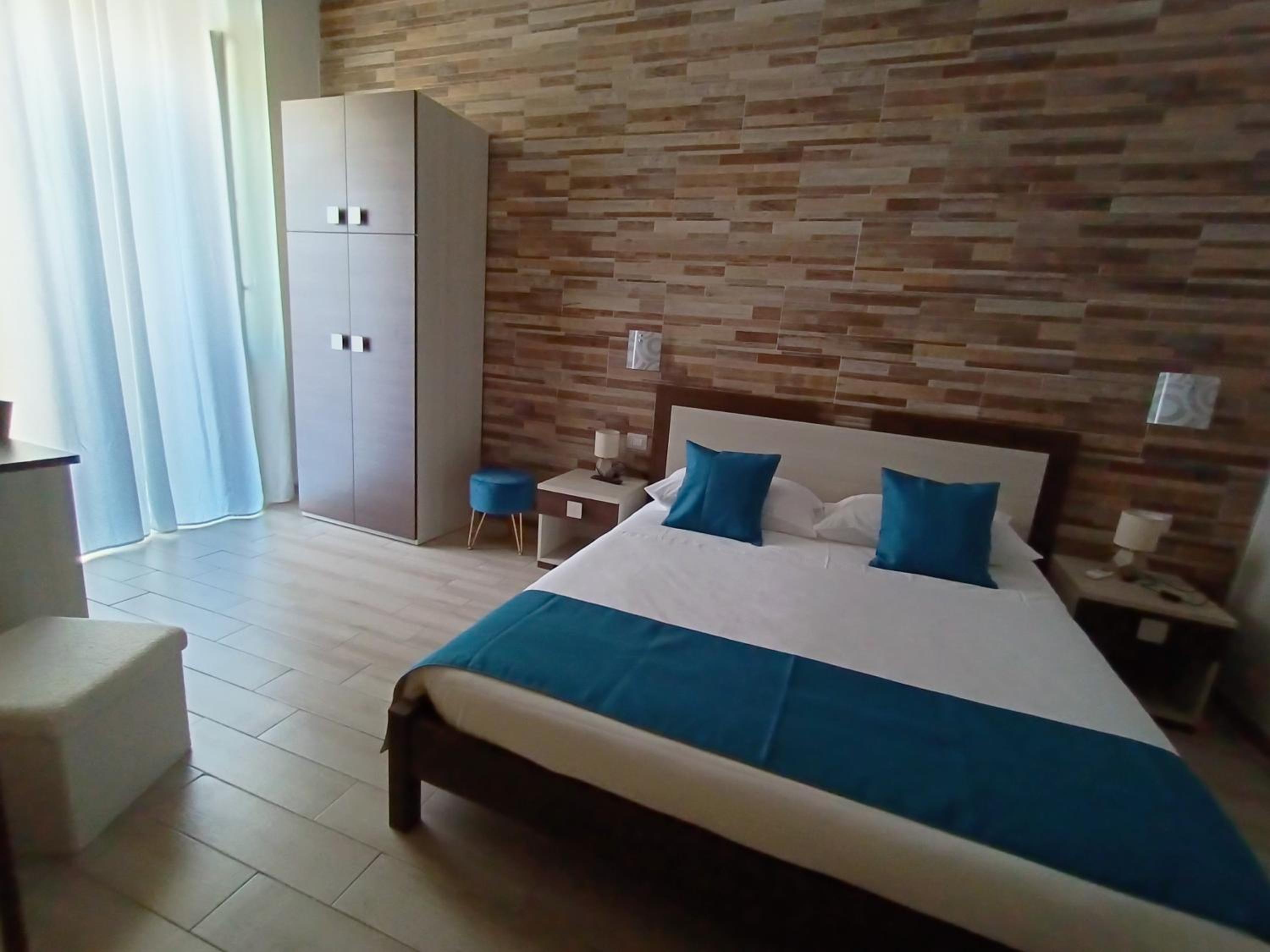 Double Room with Private Bathroom - Photo 12