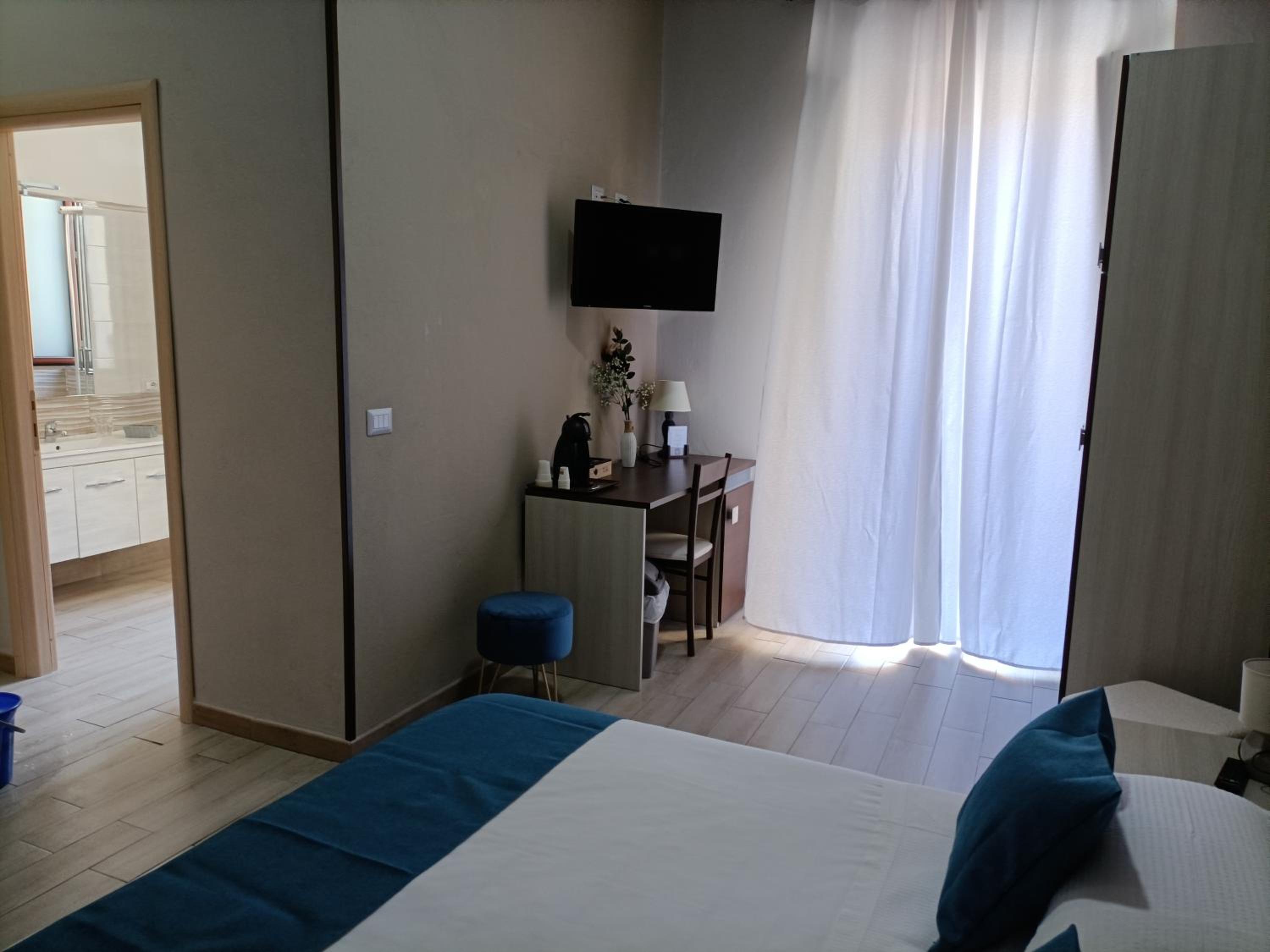 Double Room with Private Bathroom - Photo 10