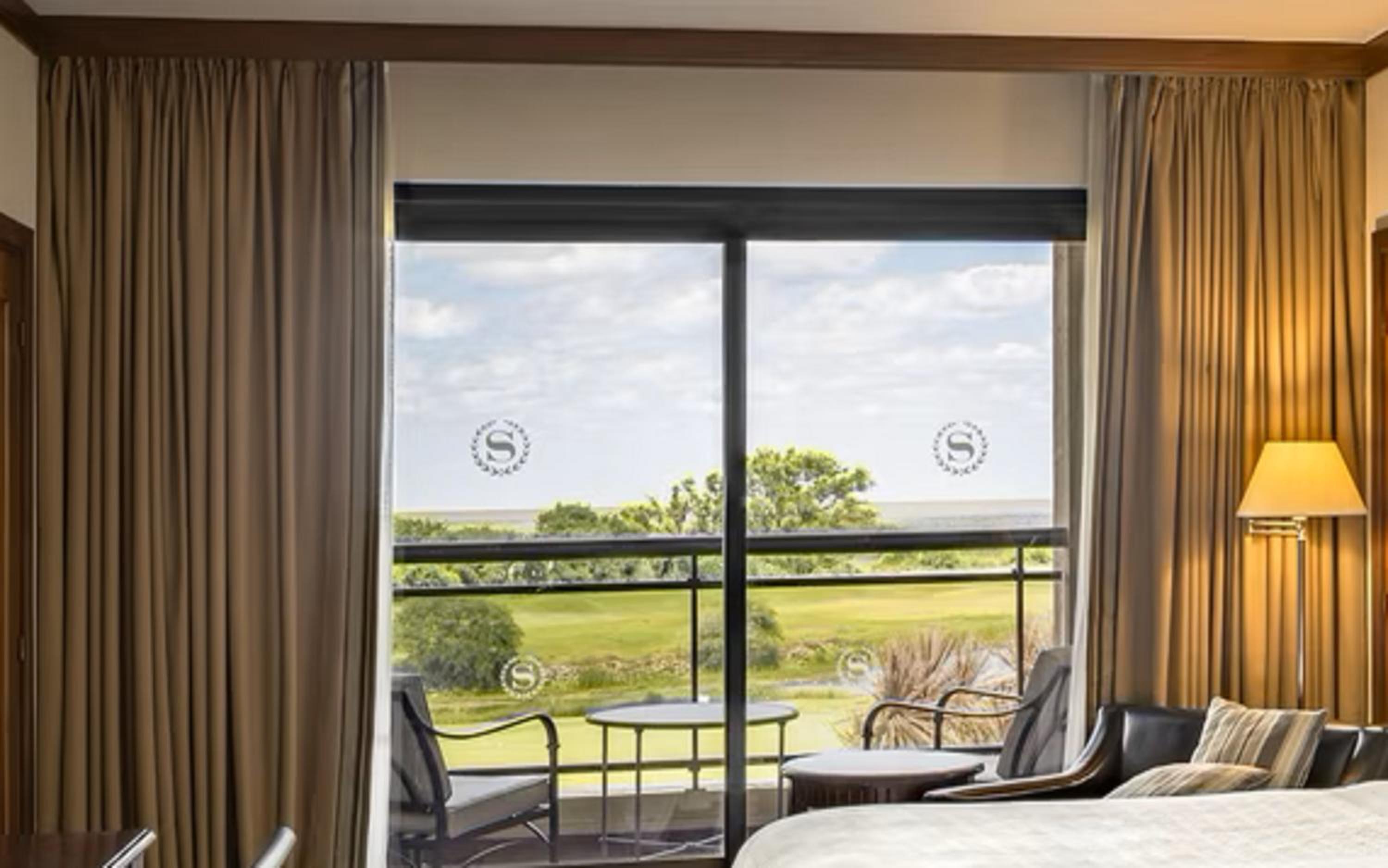 Deluxe, Guest room, 1 King, River view - Photo 2