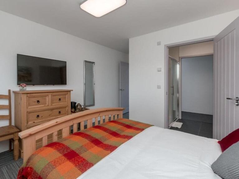 Five-Bedroom House photo 1