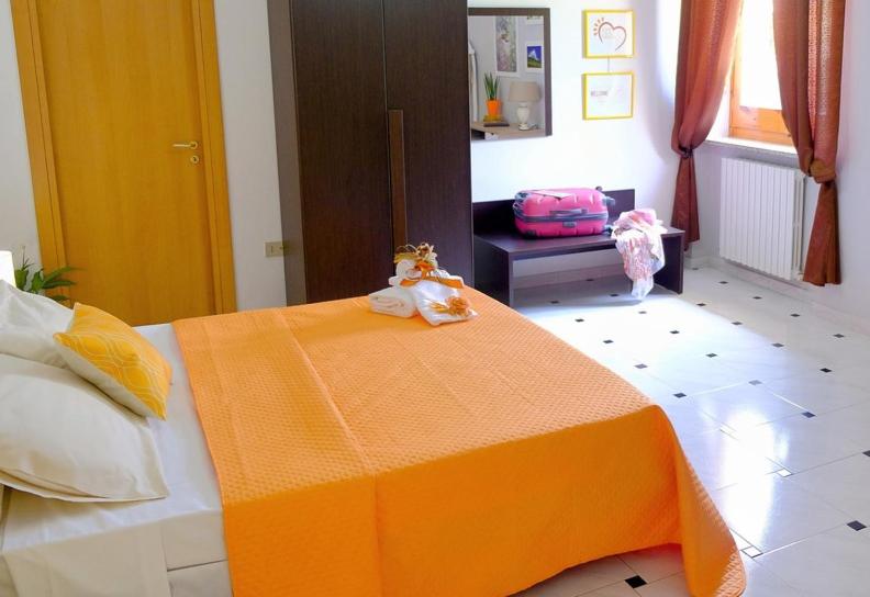 Quadruple Room with Private Bathroom - Photo 9
