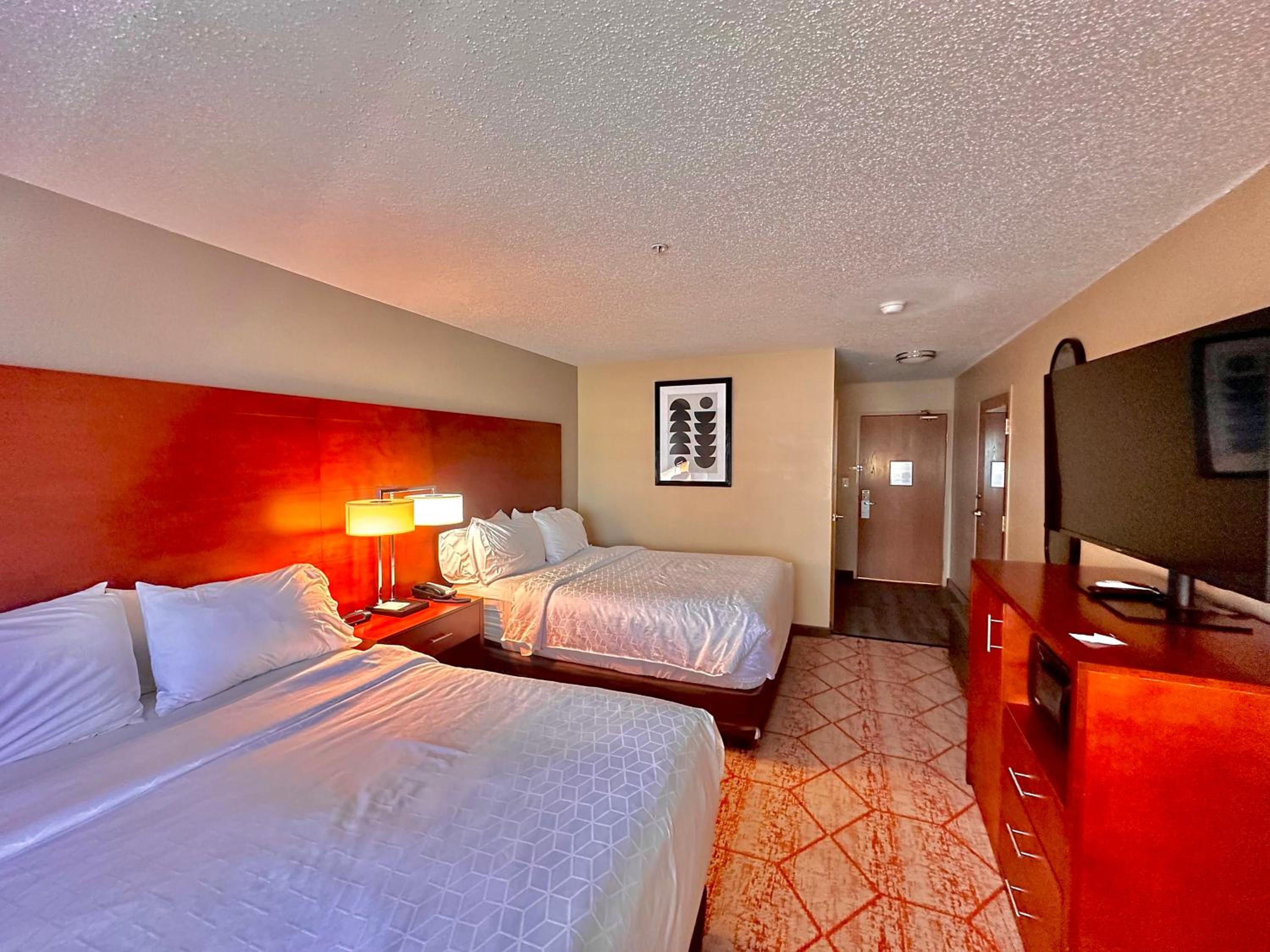 Queen Room with Two Queen Beds - Non-Smoking - Photo 3