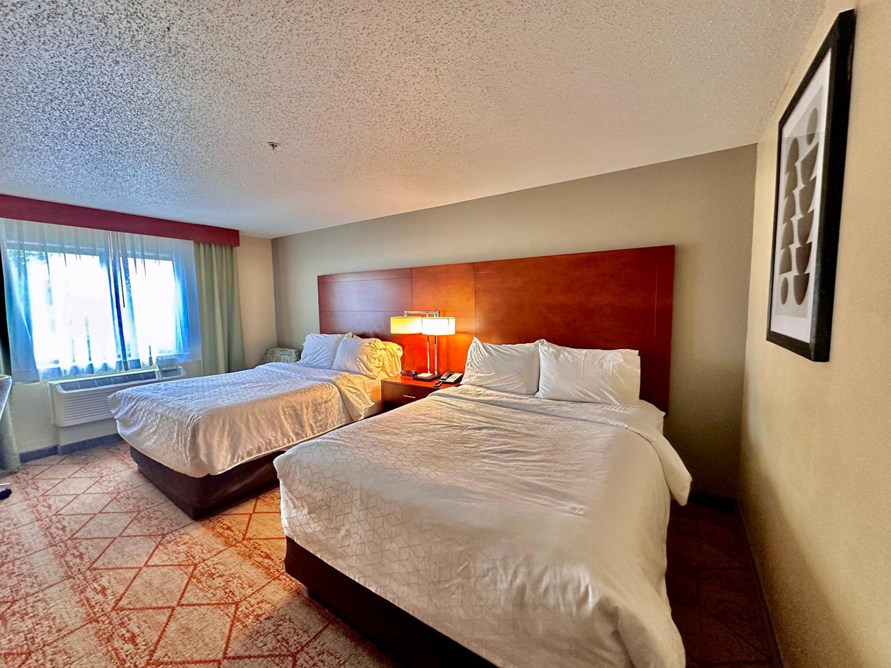 Queen Room with Two Queen Beds - Non-Smoking - Photo 2