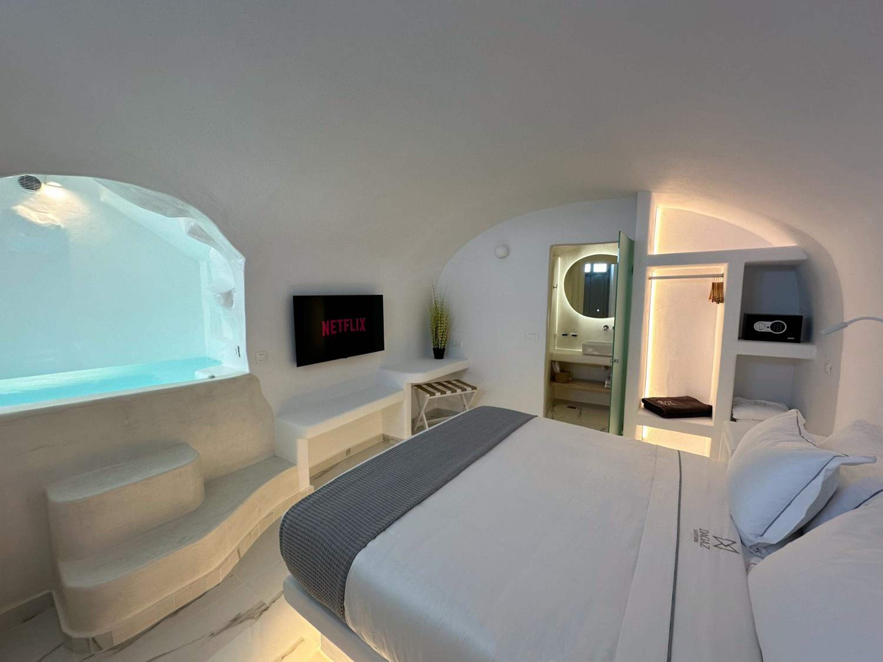 Superior Suite With Caldera View (Indoor Hot Tub)