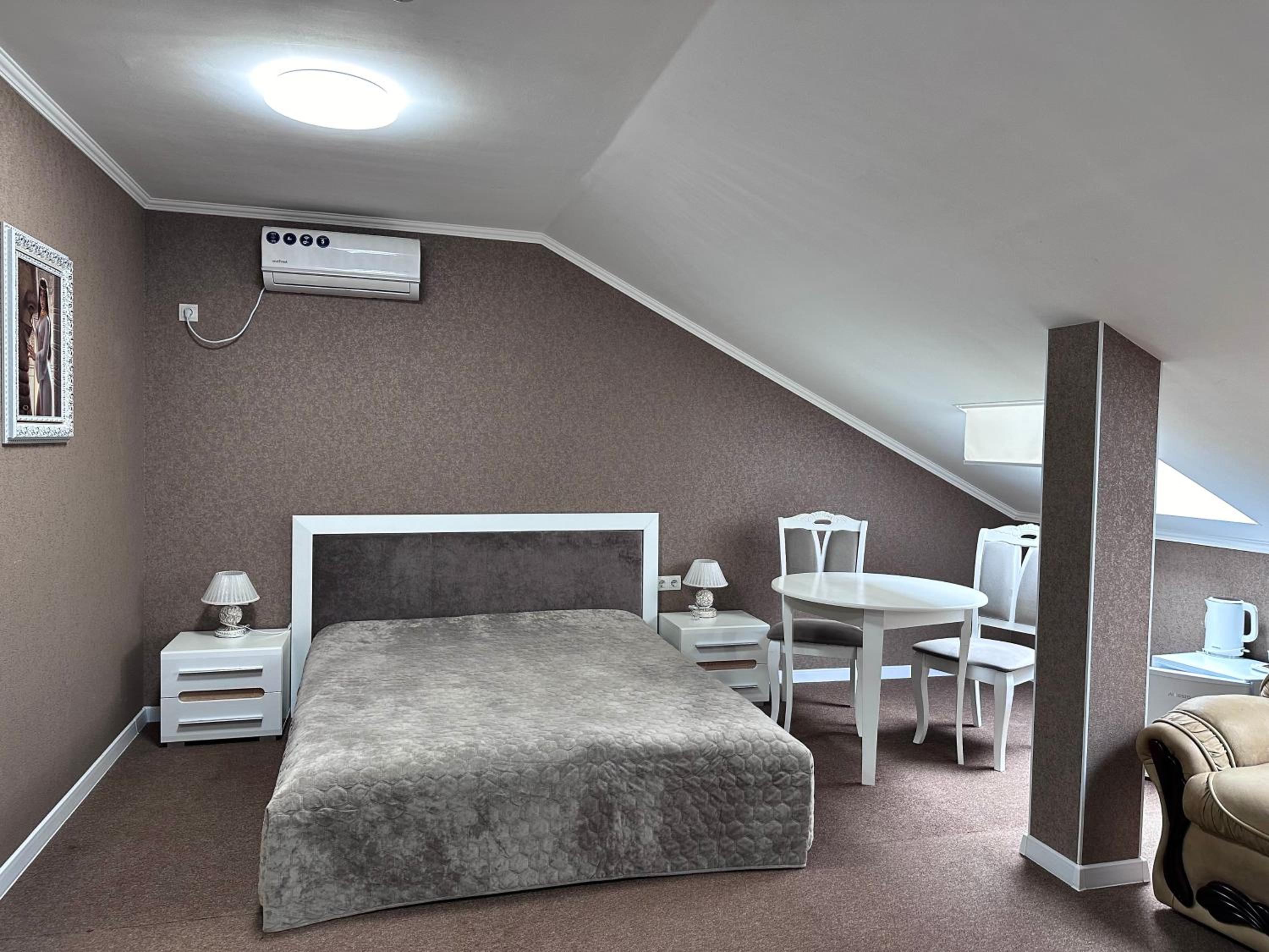 Deluxe Double Room (2 Adults + 1 Child) photo 2