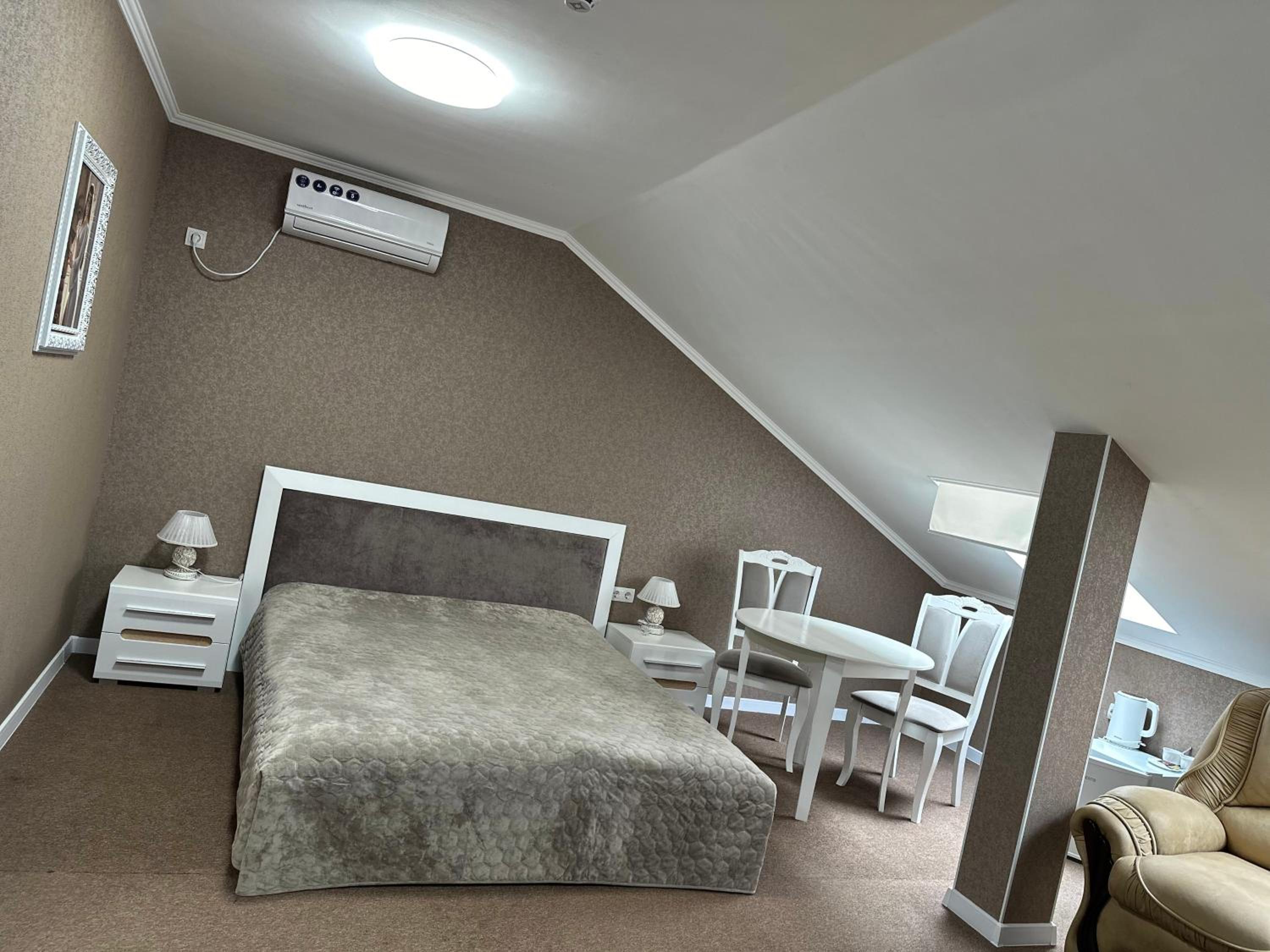 Deluxe Double Room (2 Adults + 1 Child) photo 3
