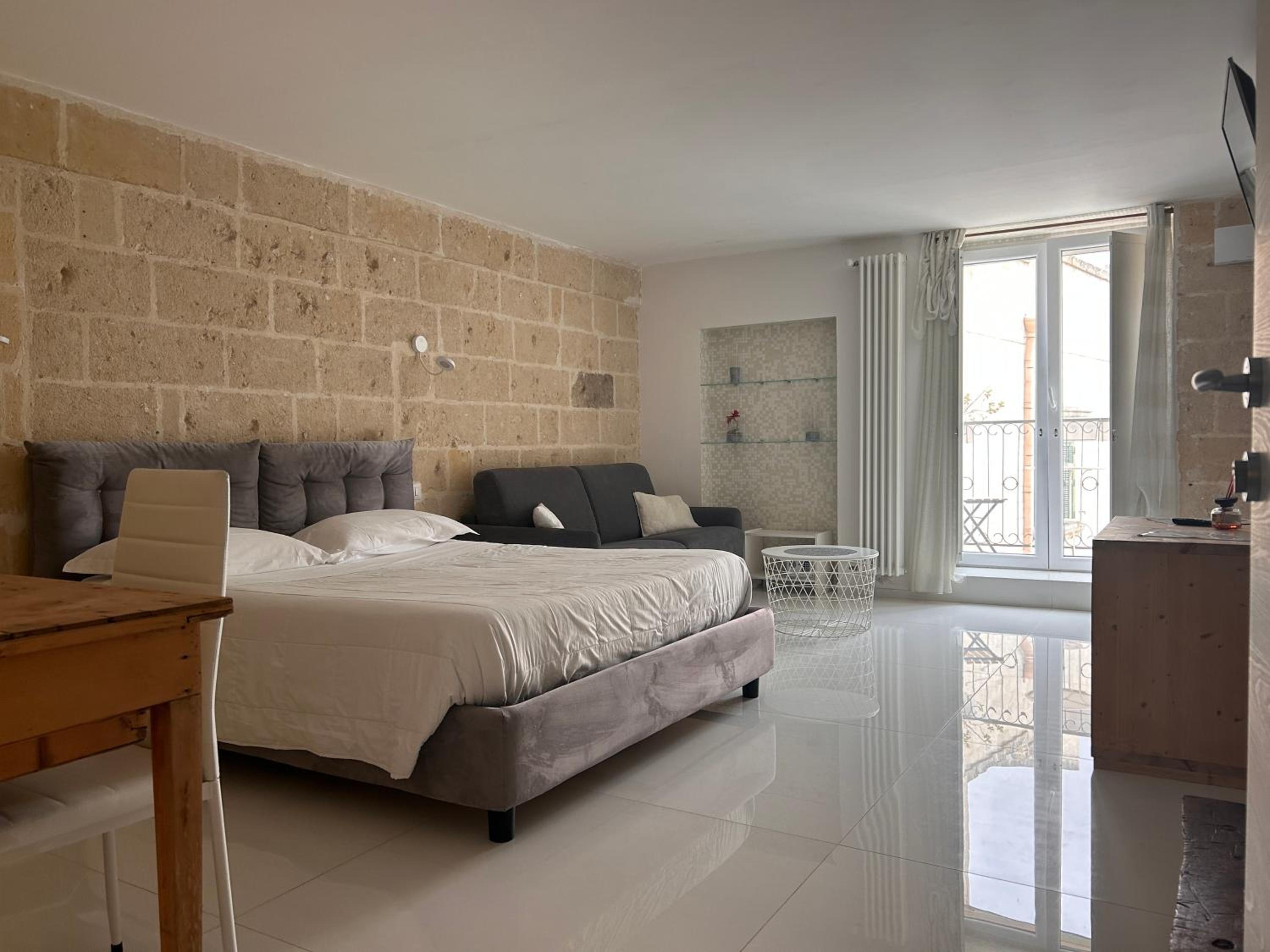 Deluxe Double Room with Bath - Photo 3