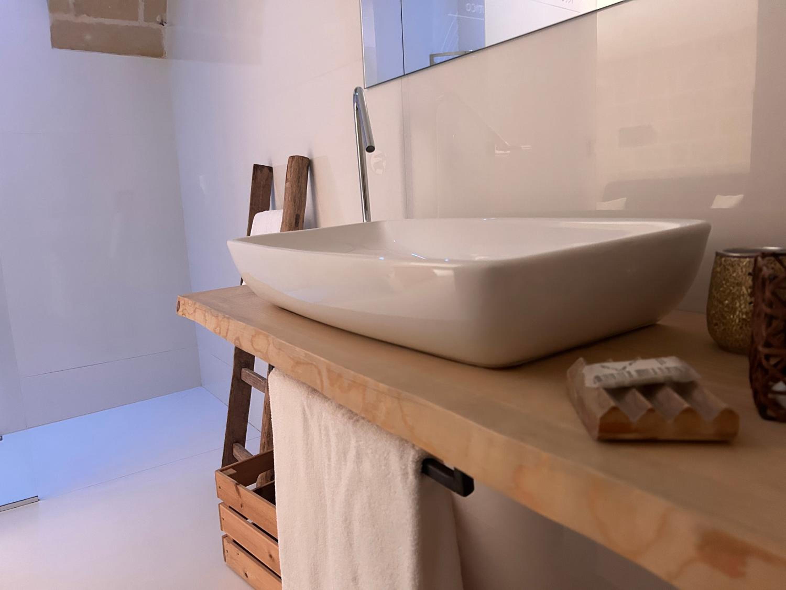 Deluxe Double Room with Bath - Photo 4