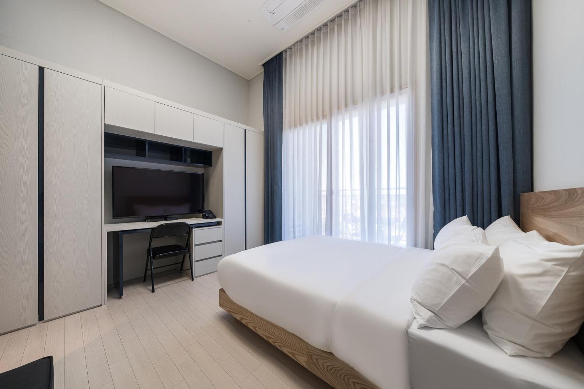 Standard Double or Twin Room with Balcony - Photo 2
