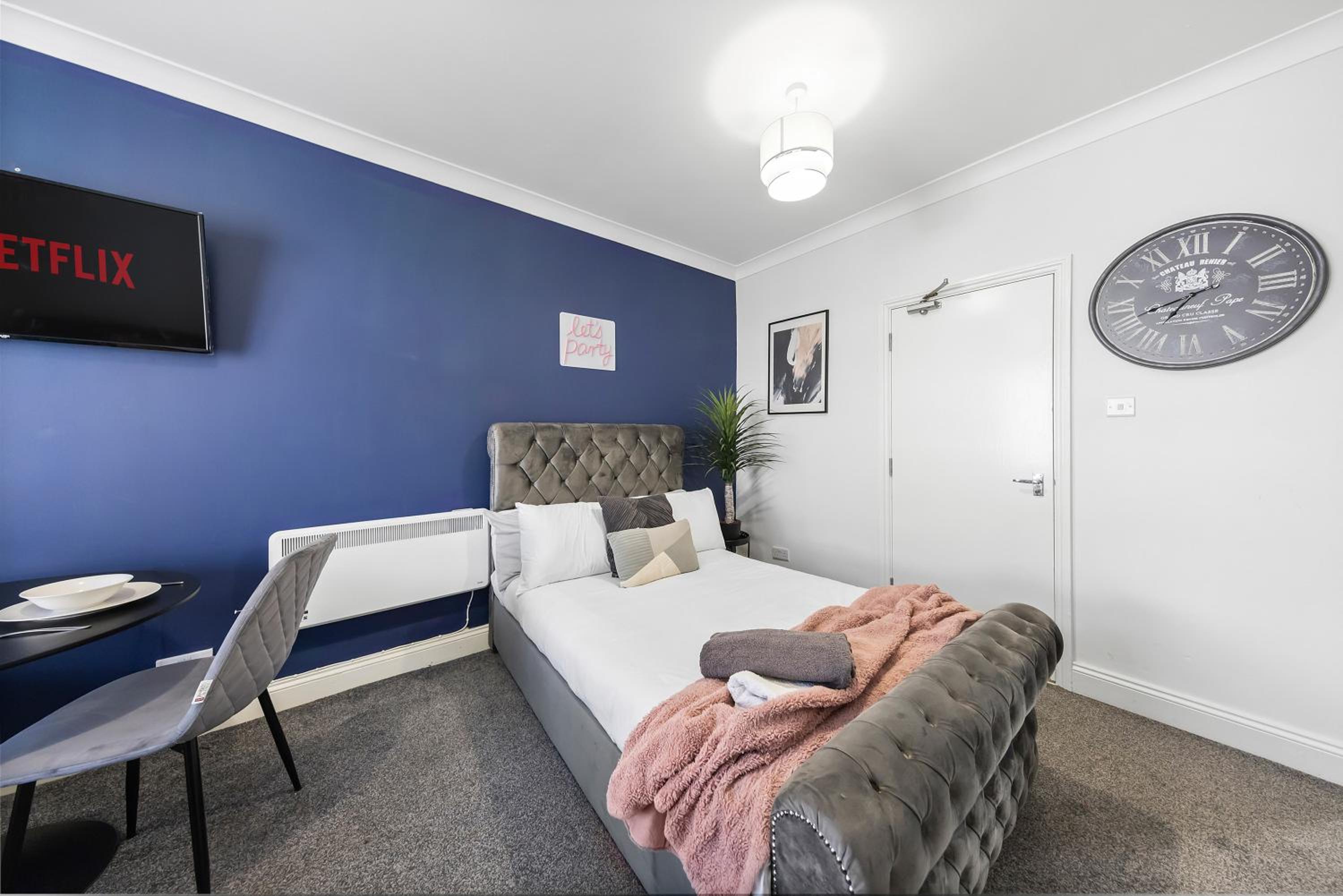 One-Bedroom Apartment photo 2
