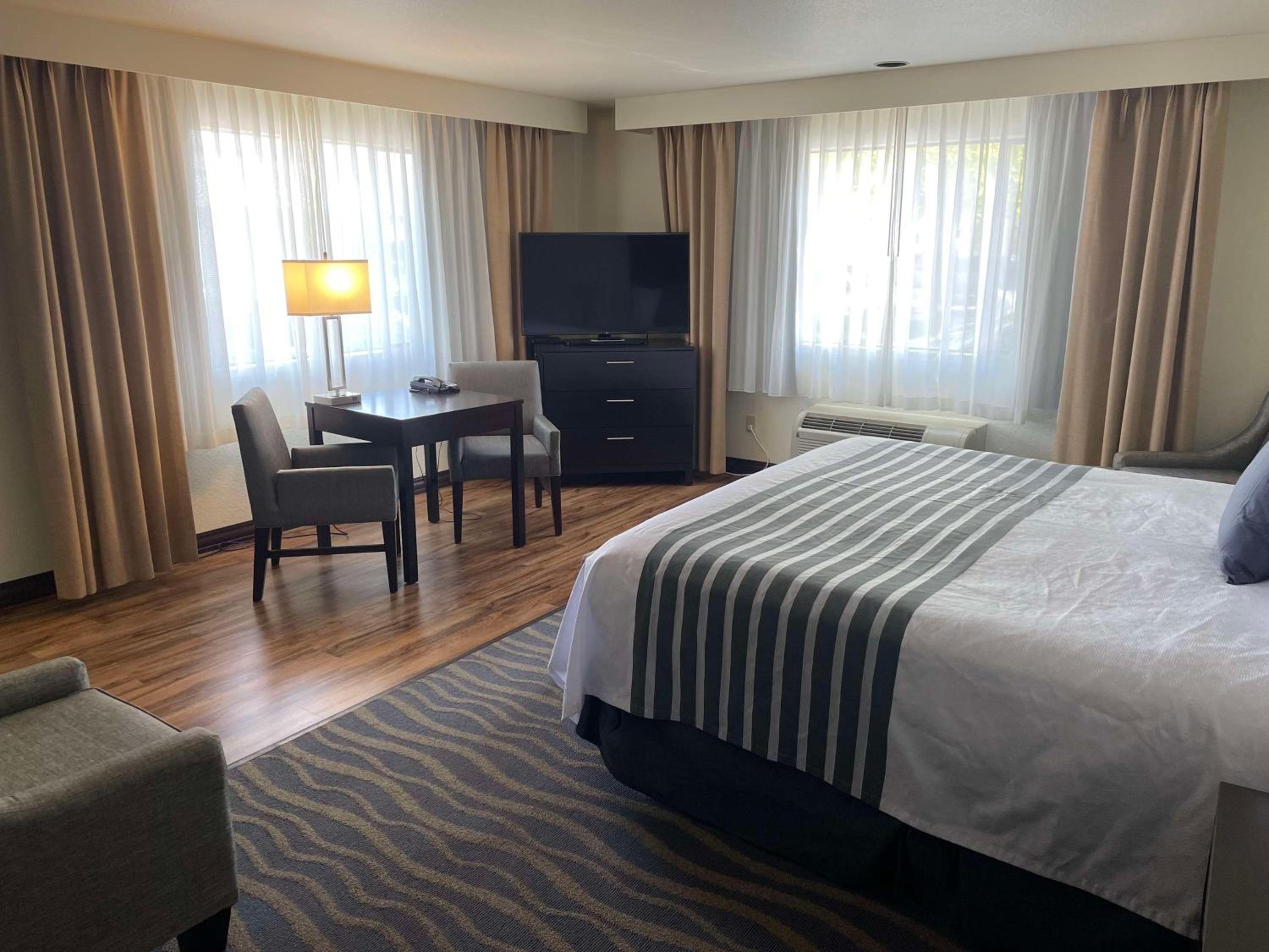 Deluxe King Room - Non-Smoking