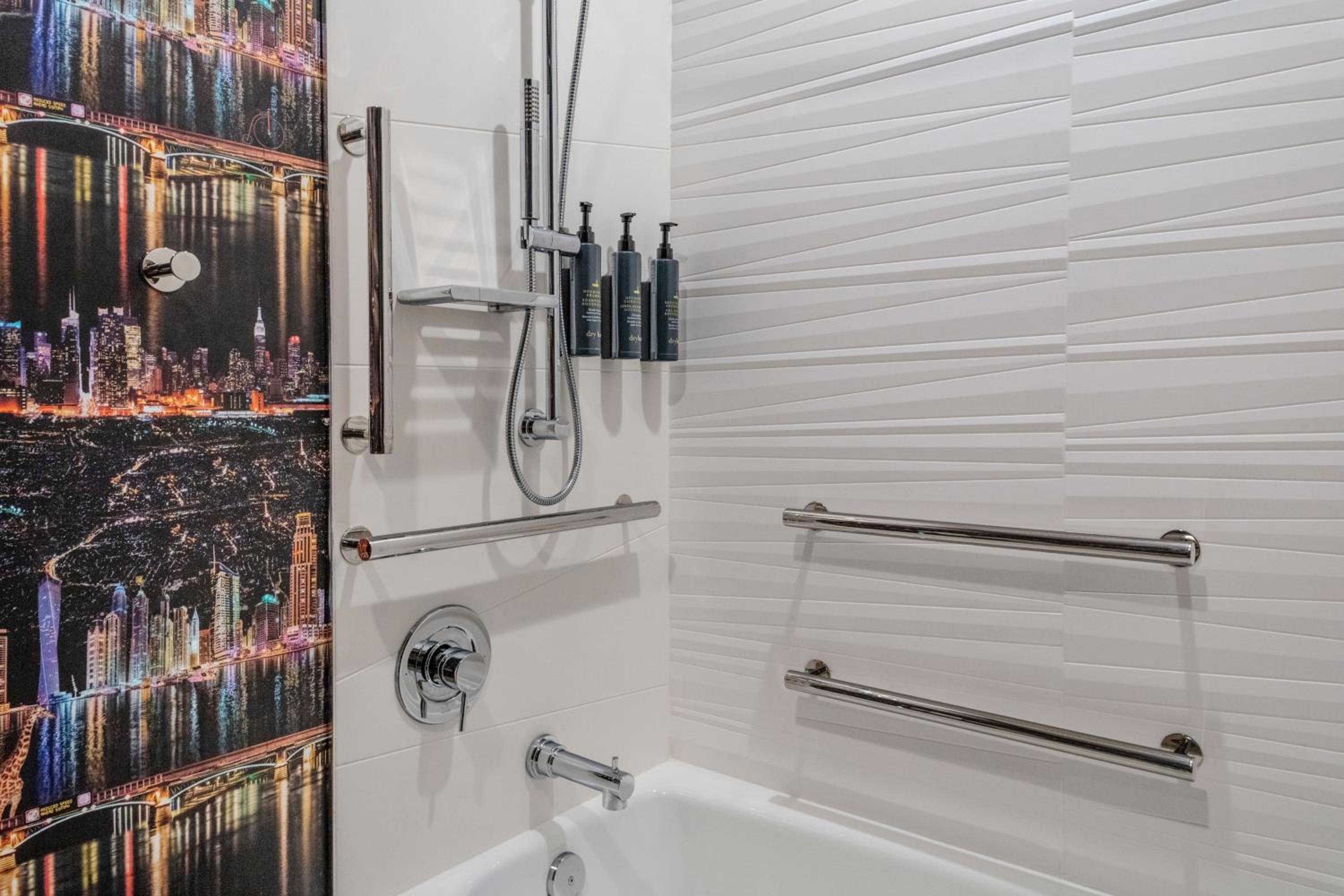 Aloft, Suite, 2 Queen (Mobility Accessible w/ Tub) photo 3