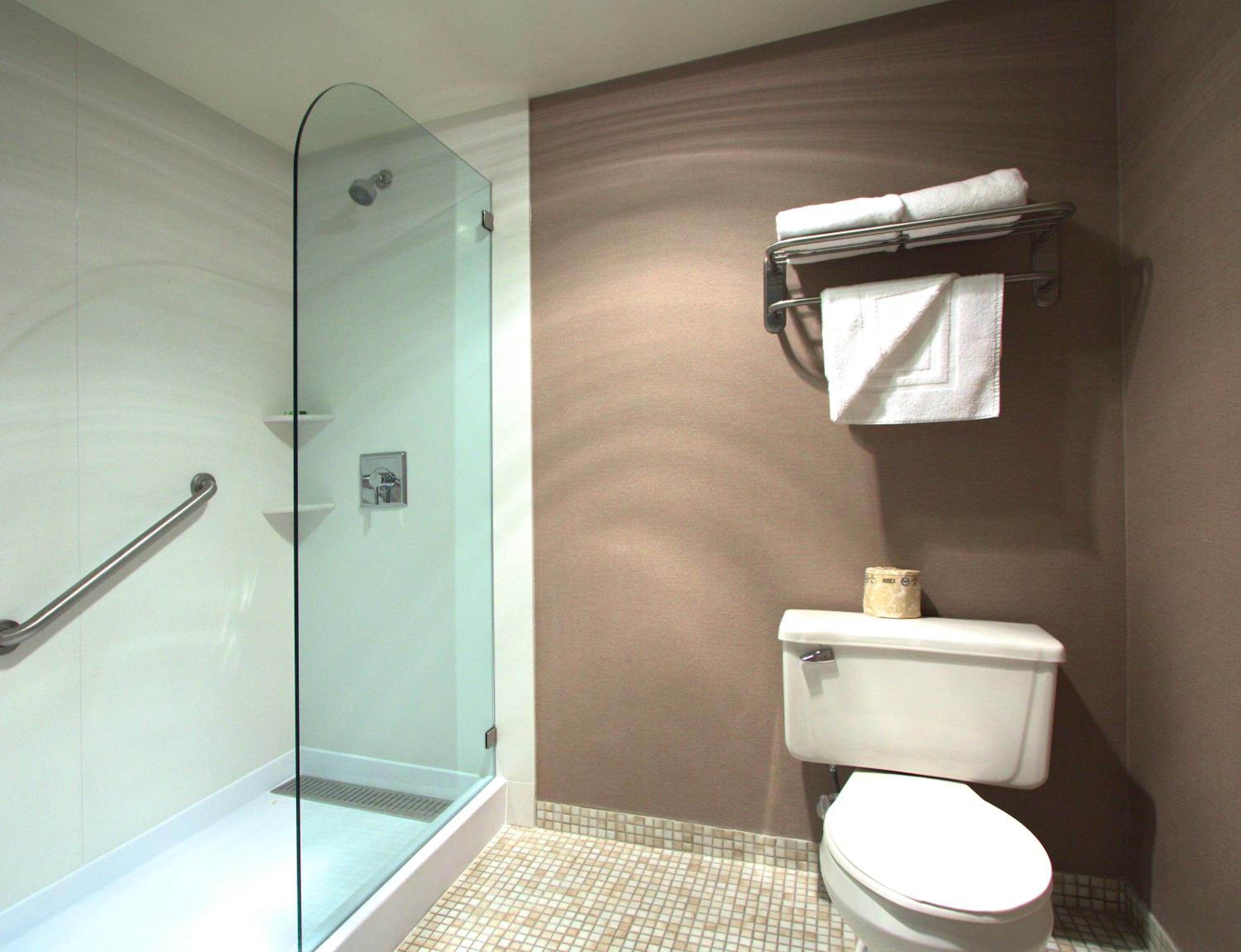 Double Queen Room with City View - Photo 7