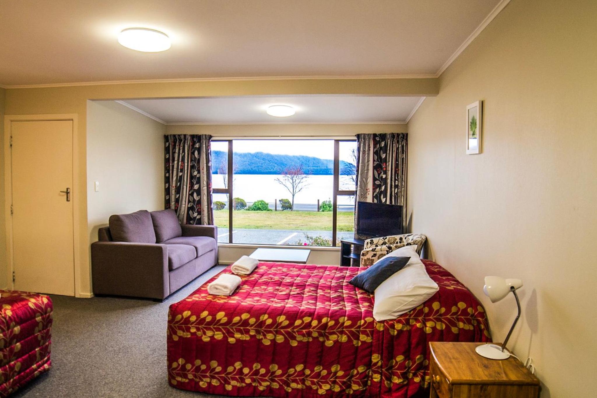 Family Studio with Lake View - Photo 10