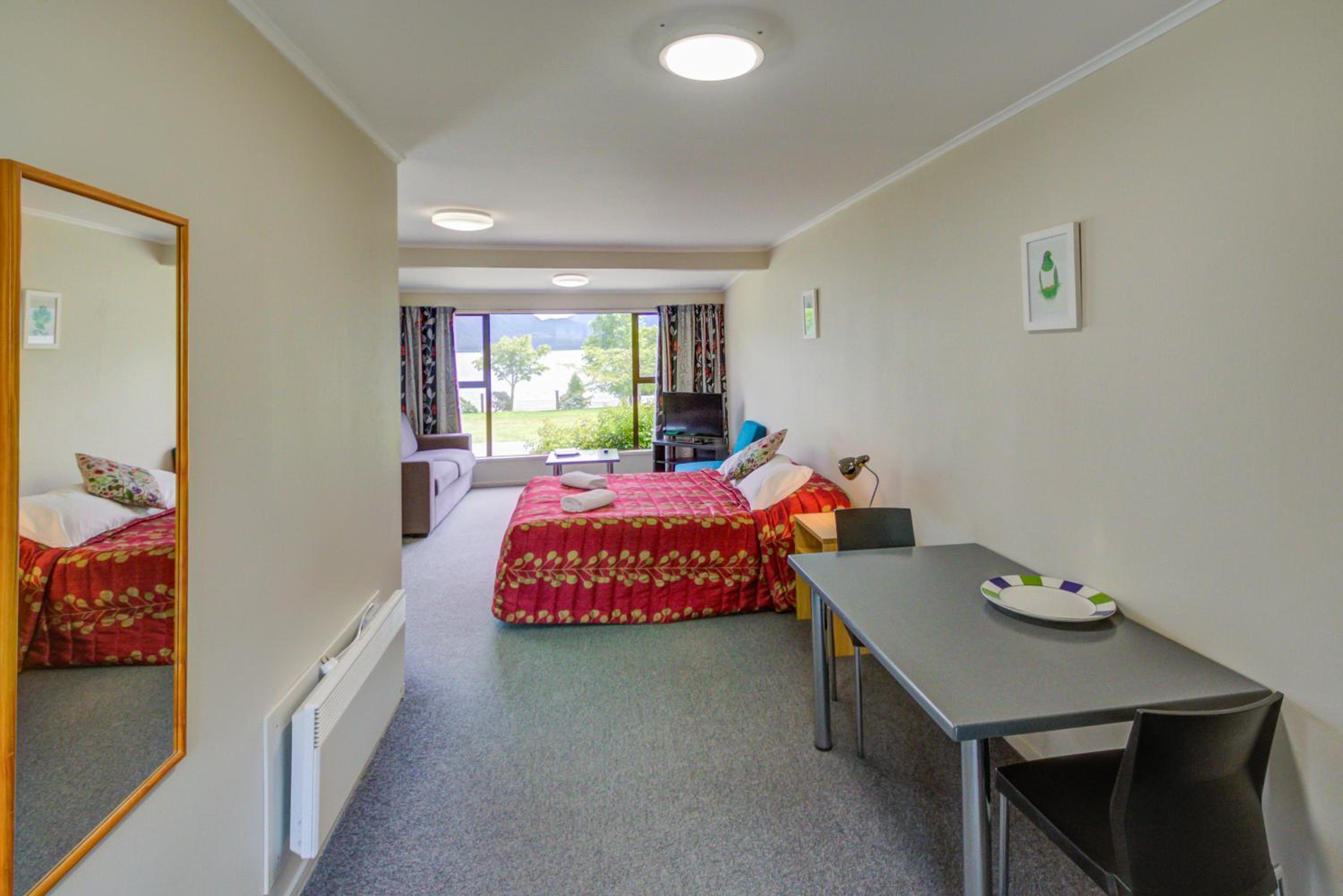 Family Studio with Lake View - Photo 30