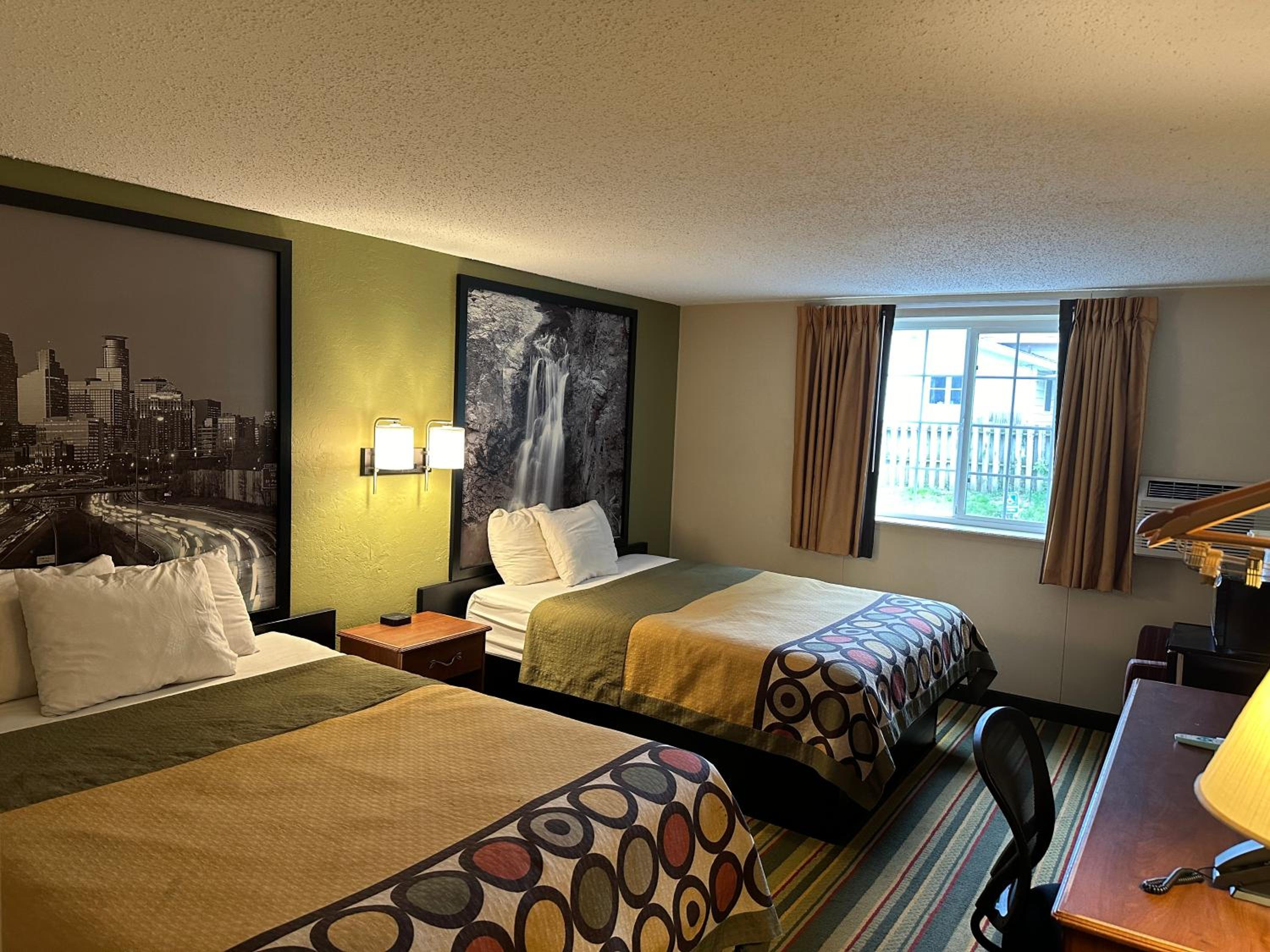 Queen Room with Two Queen Beds - Non-Smoking - Photo 3