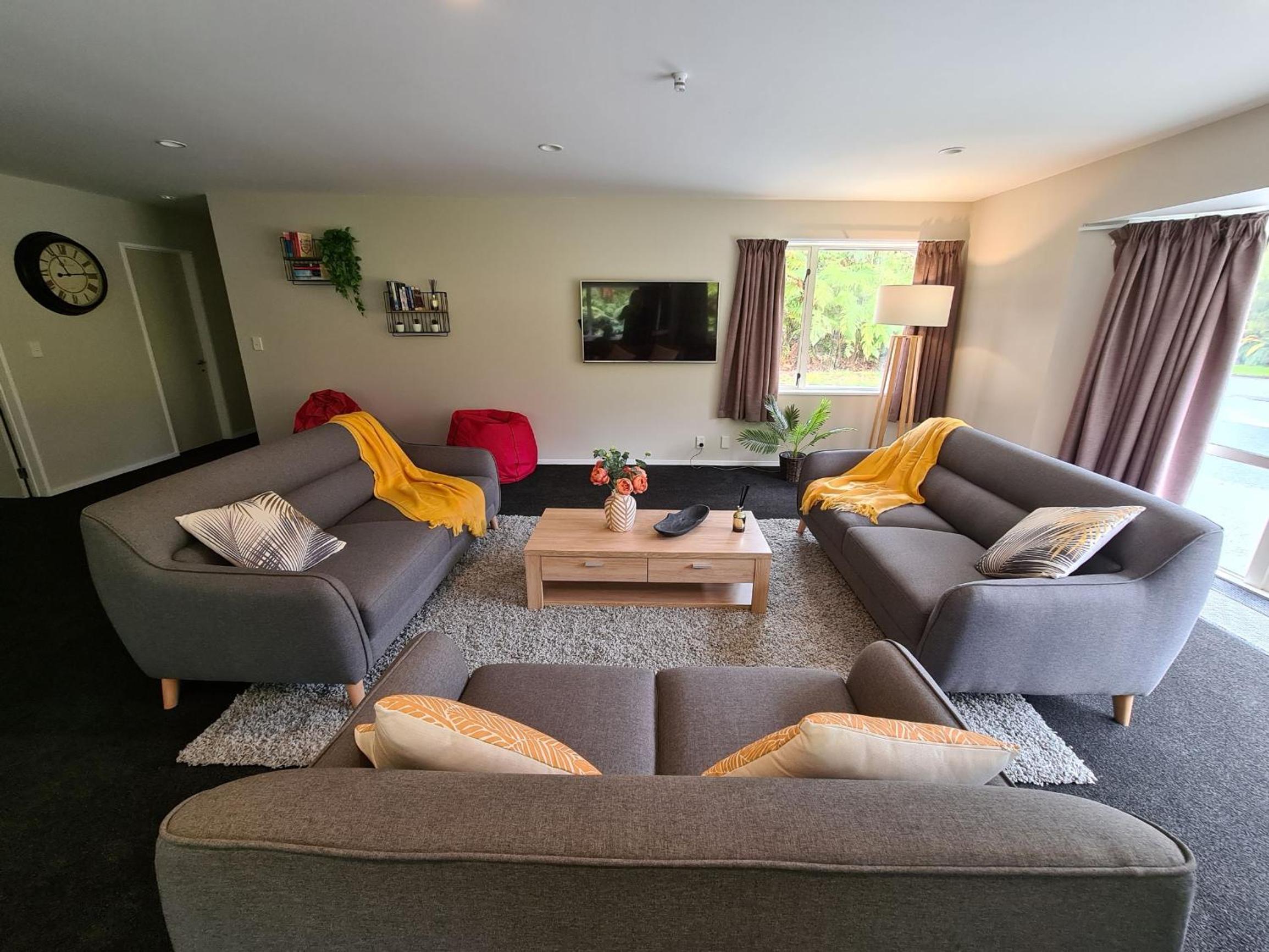 Kea House - Spacious Family Home with Trampoline