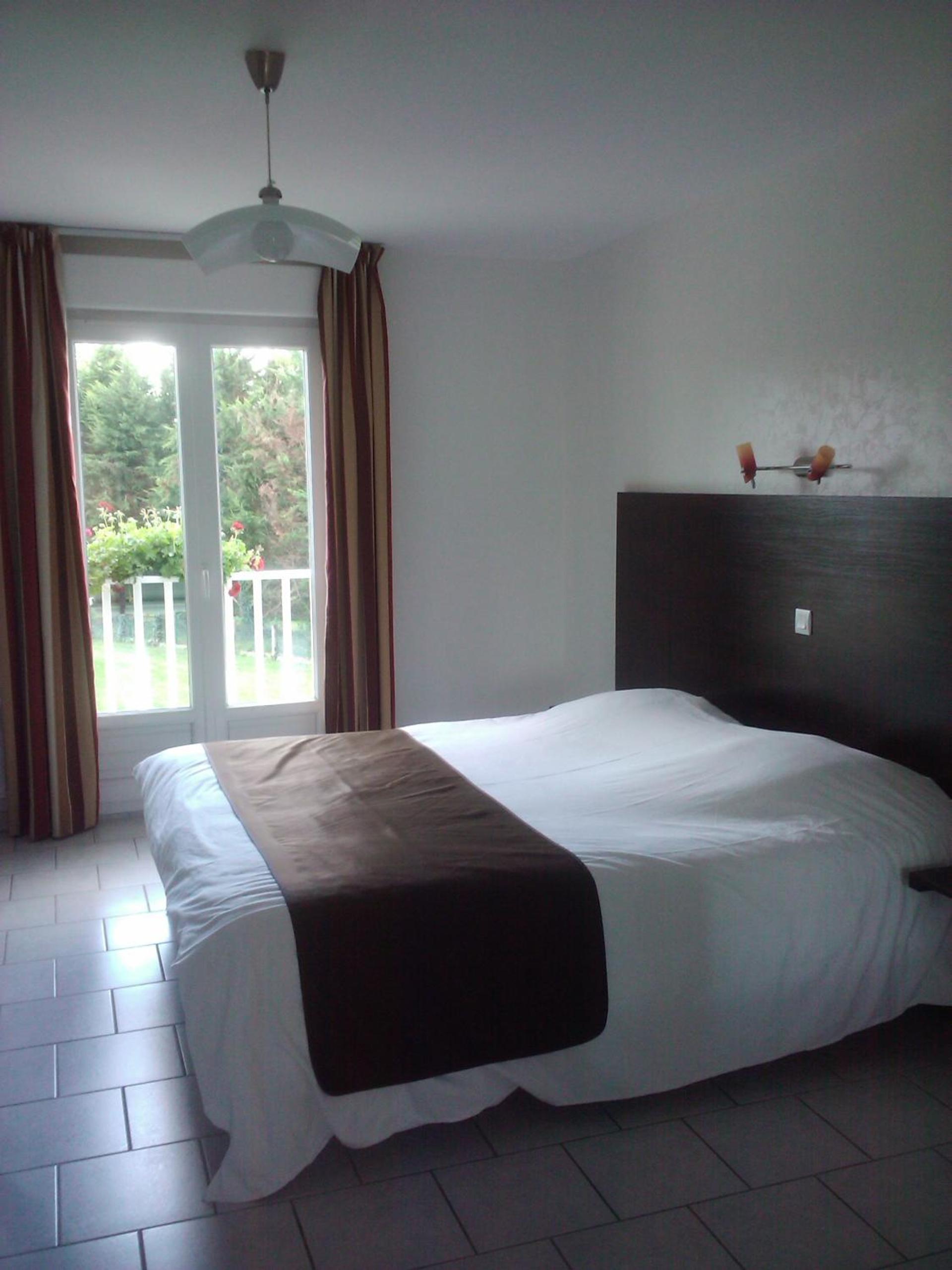 Large Double Room - Photo 4