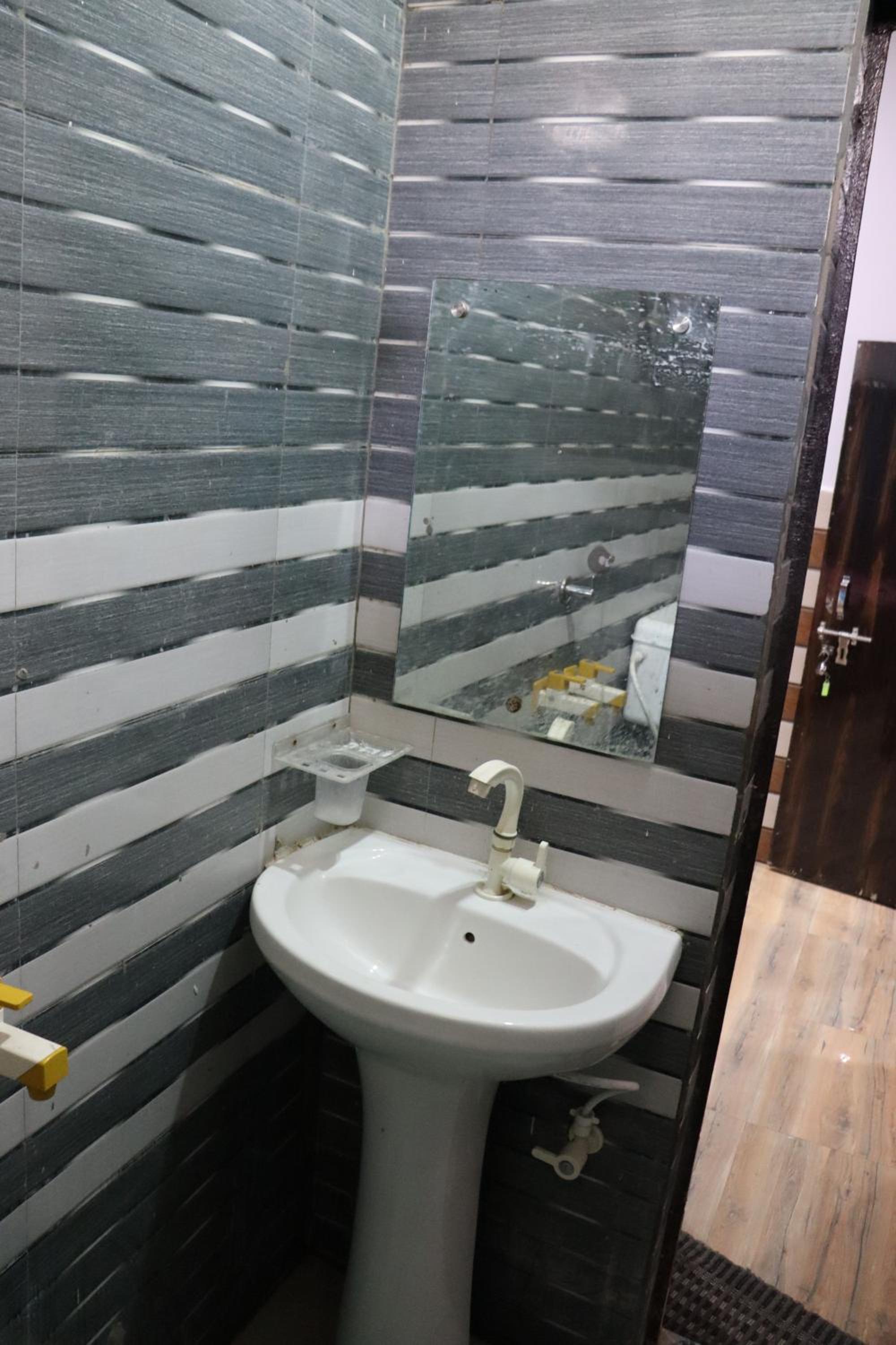 Deluxe Double Room With Bath photo 3