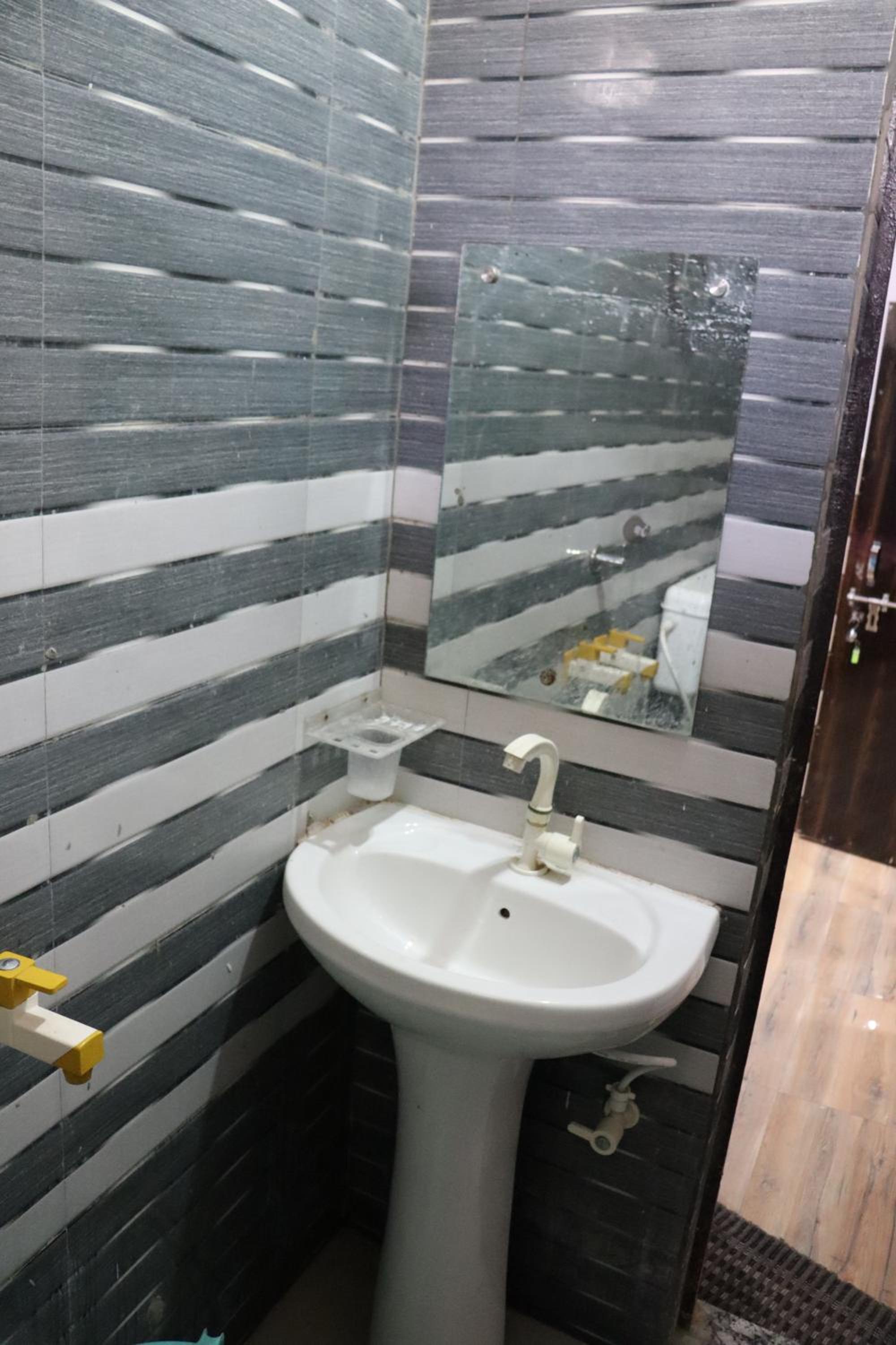 Deluxe Double Room With Bath photo 2