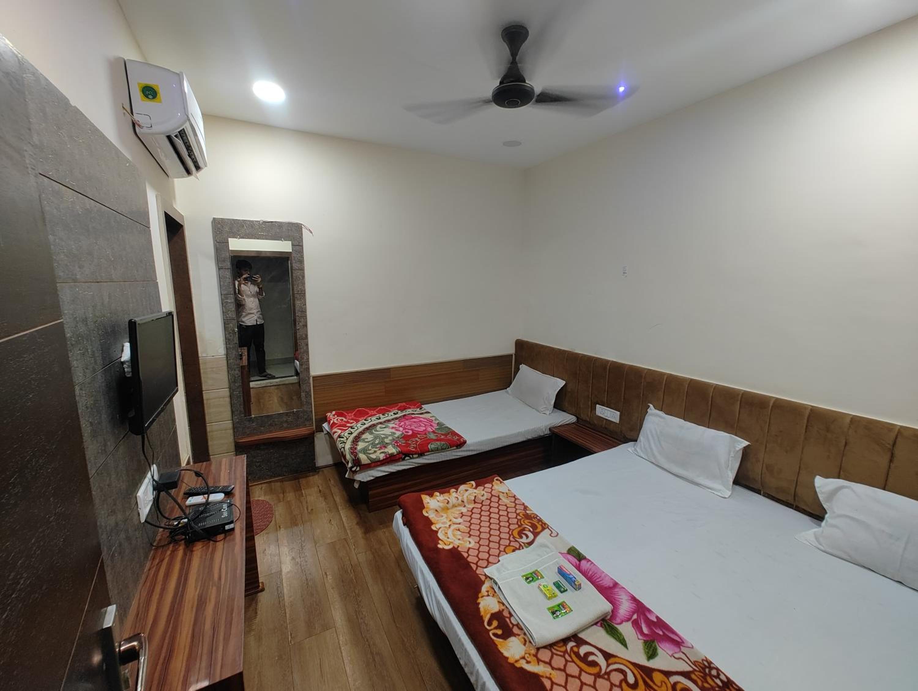 Deluxe Double Room (1 Adult + 1 Child)
