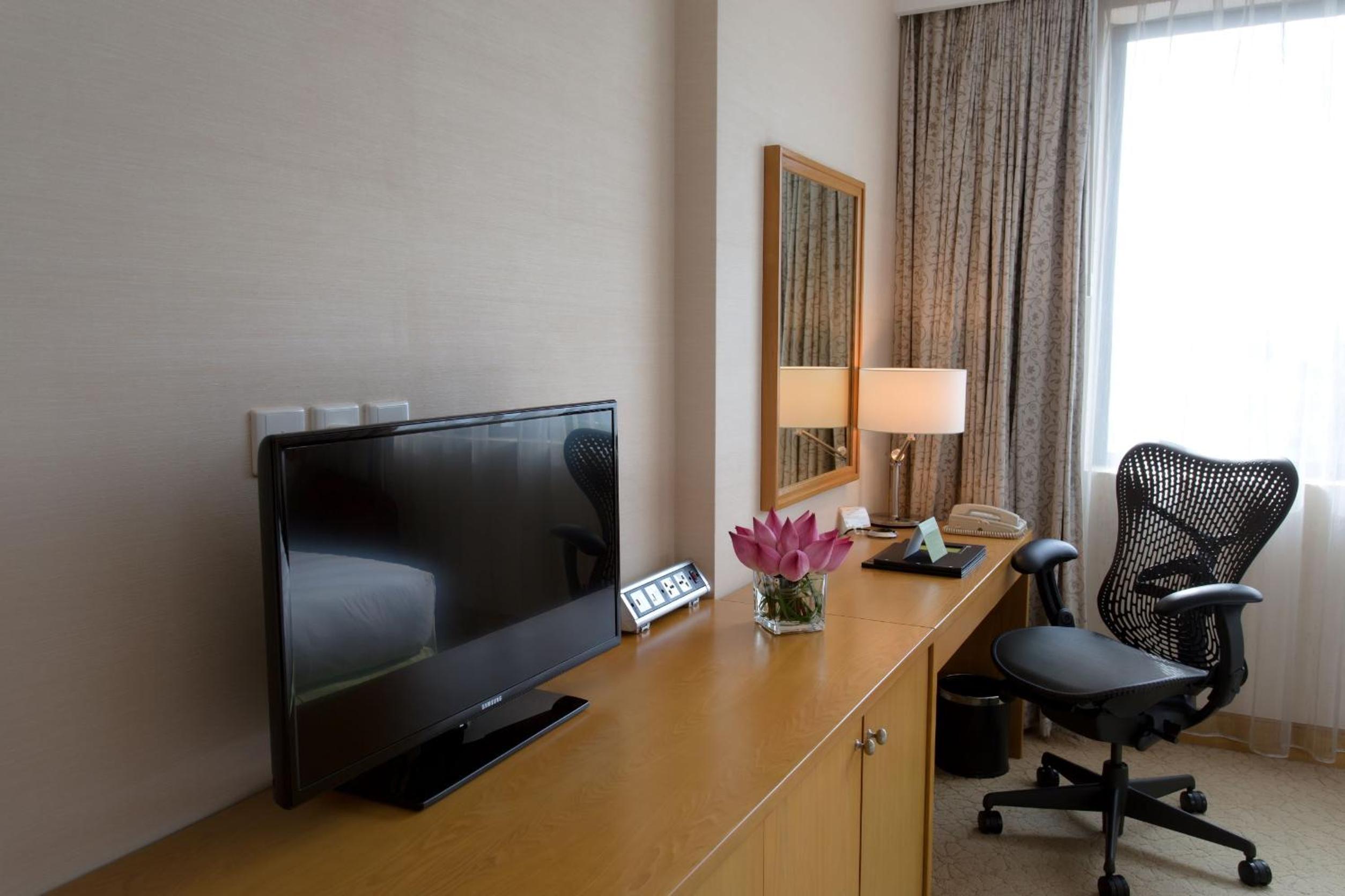 King Room with Balcony - Photo 3