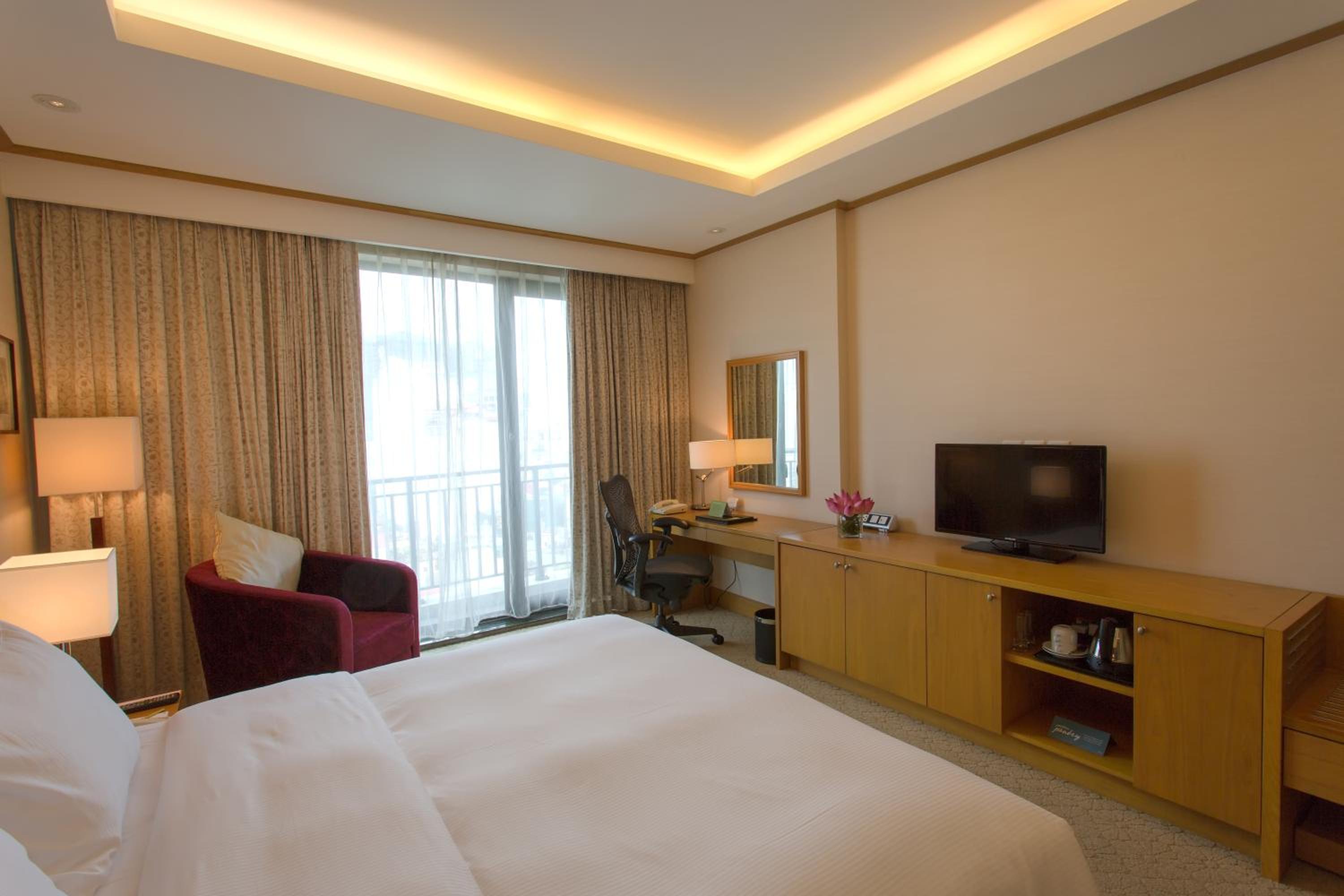 King Room with Balcony - Photo 9