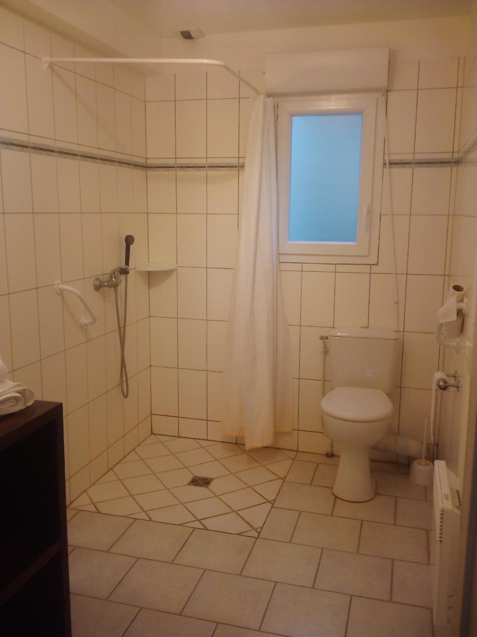 Mobility Impaired Room - Photo 2