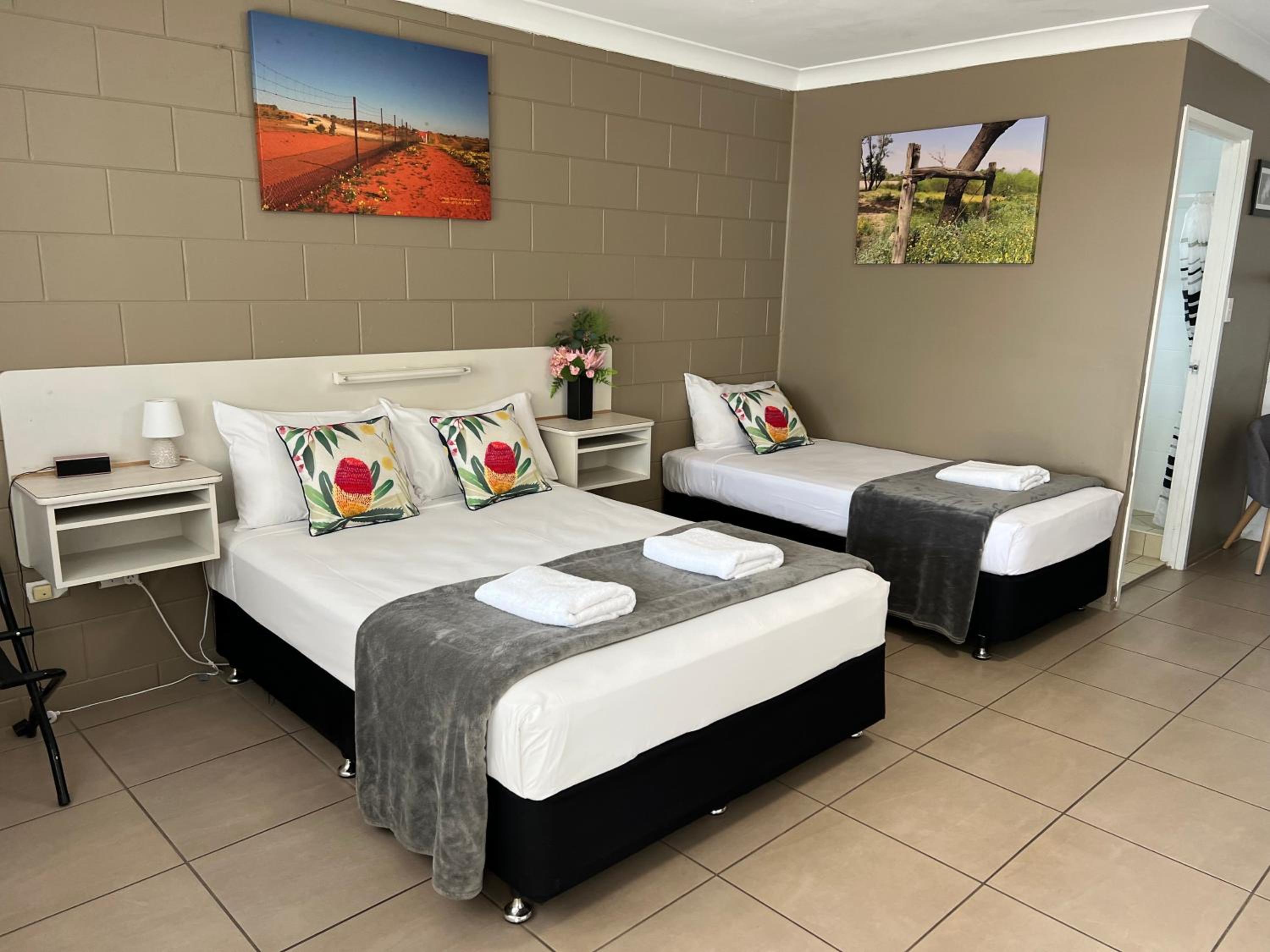 Standard Twin Room - Downstairs & Dog/Cat Allowed