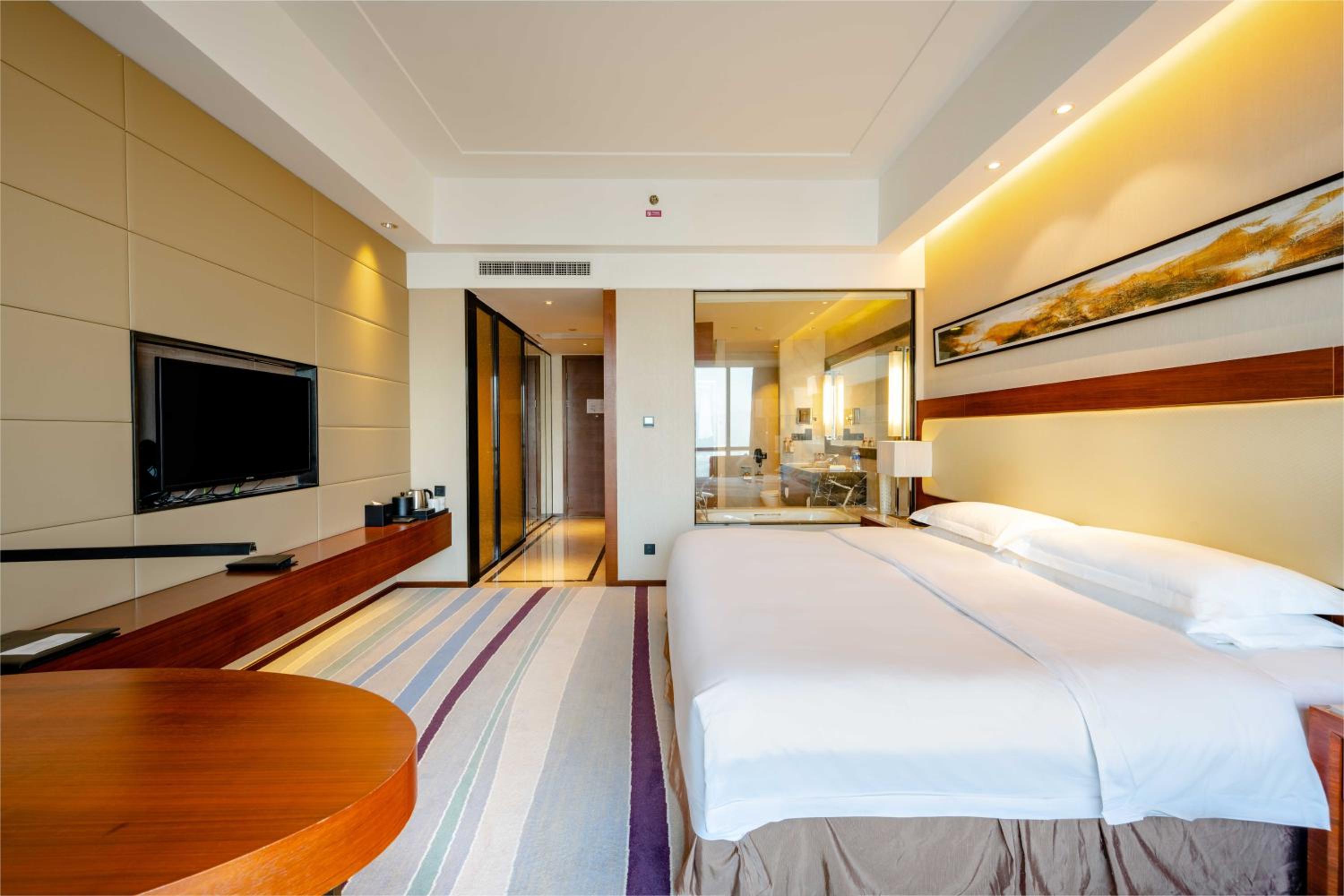 Standard King Room with City View - Lounge Access photo 2