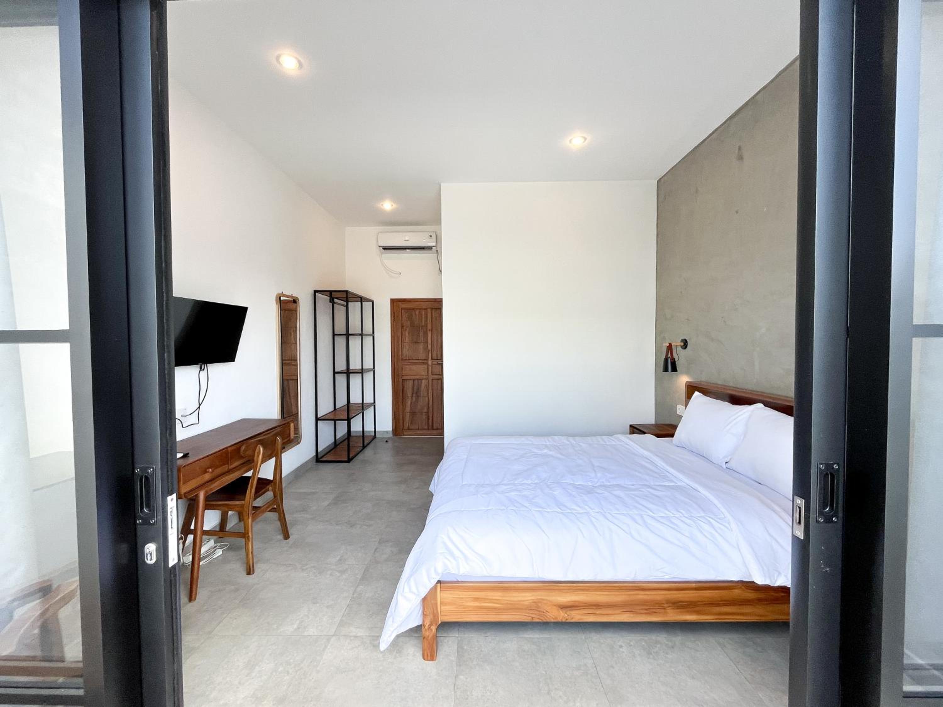 Deluxe Double Room with Pool View - Photo 11