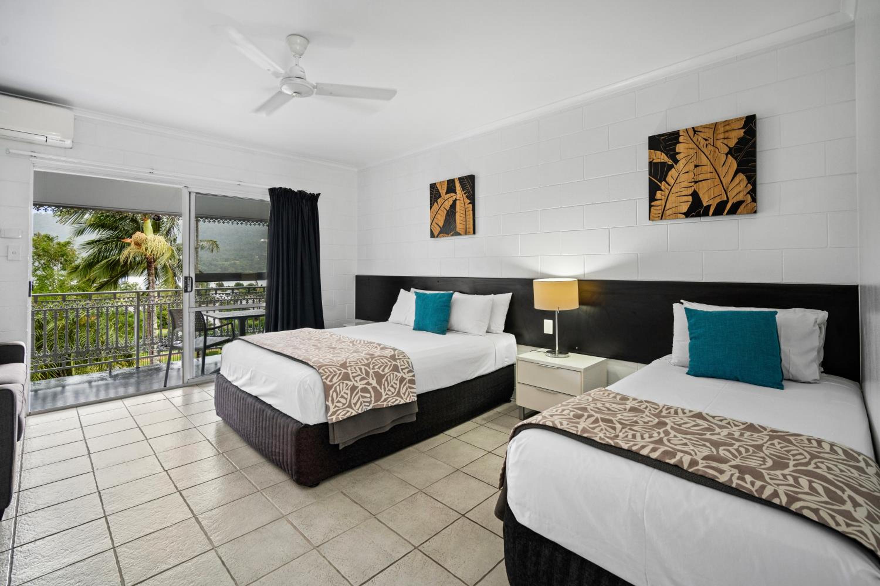 Queen room with single and Balcony and Bayview photo 1